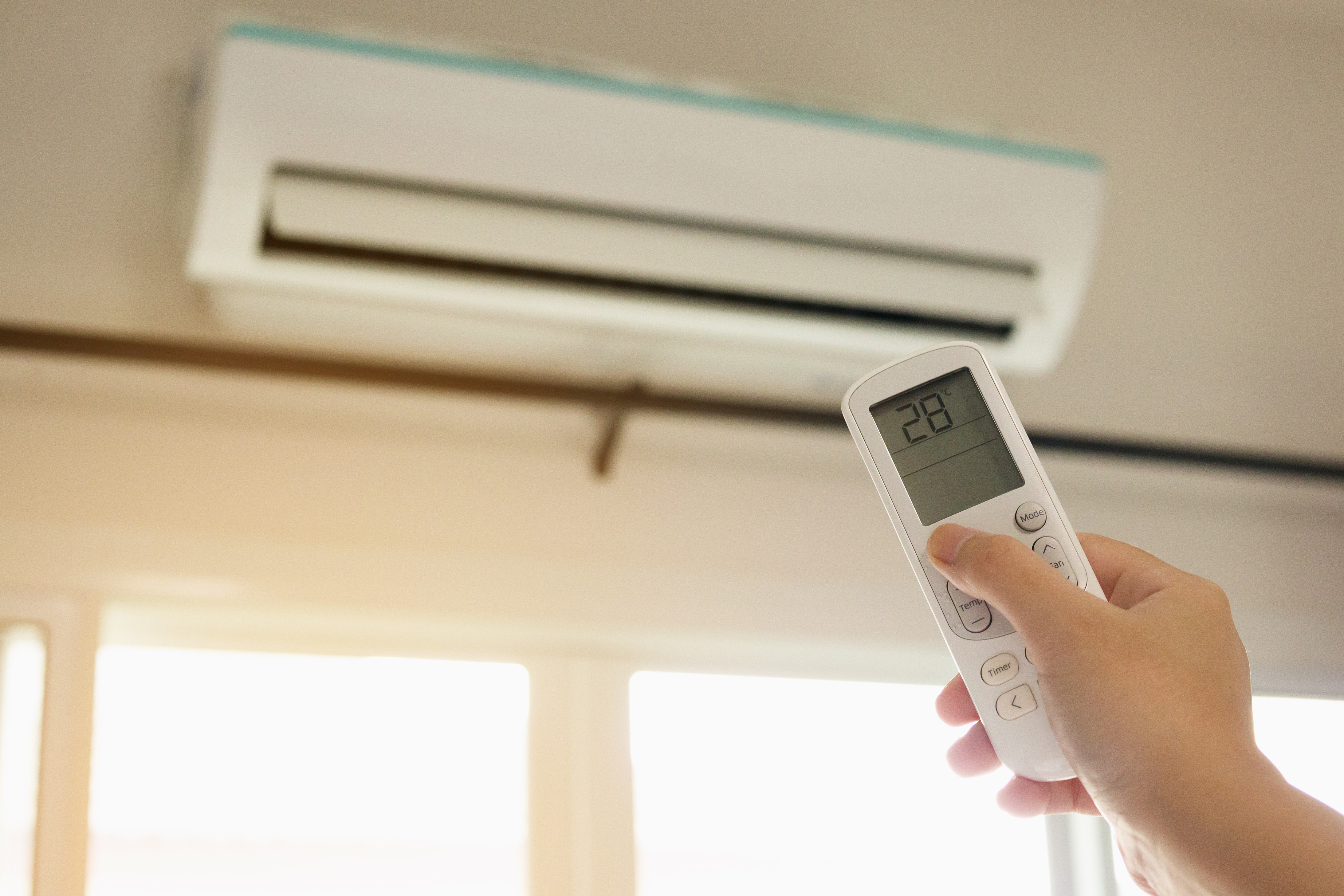 夏天開冷氣是一大享受，但也要注意電費金額。（示意圖，東方IC）