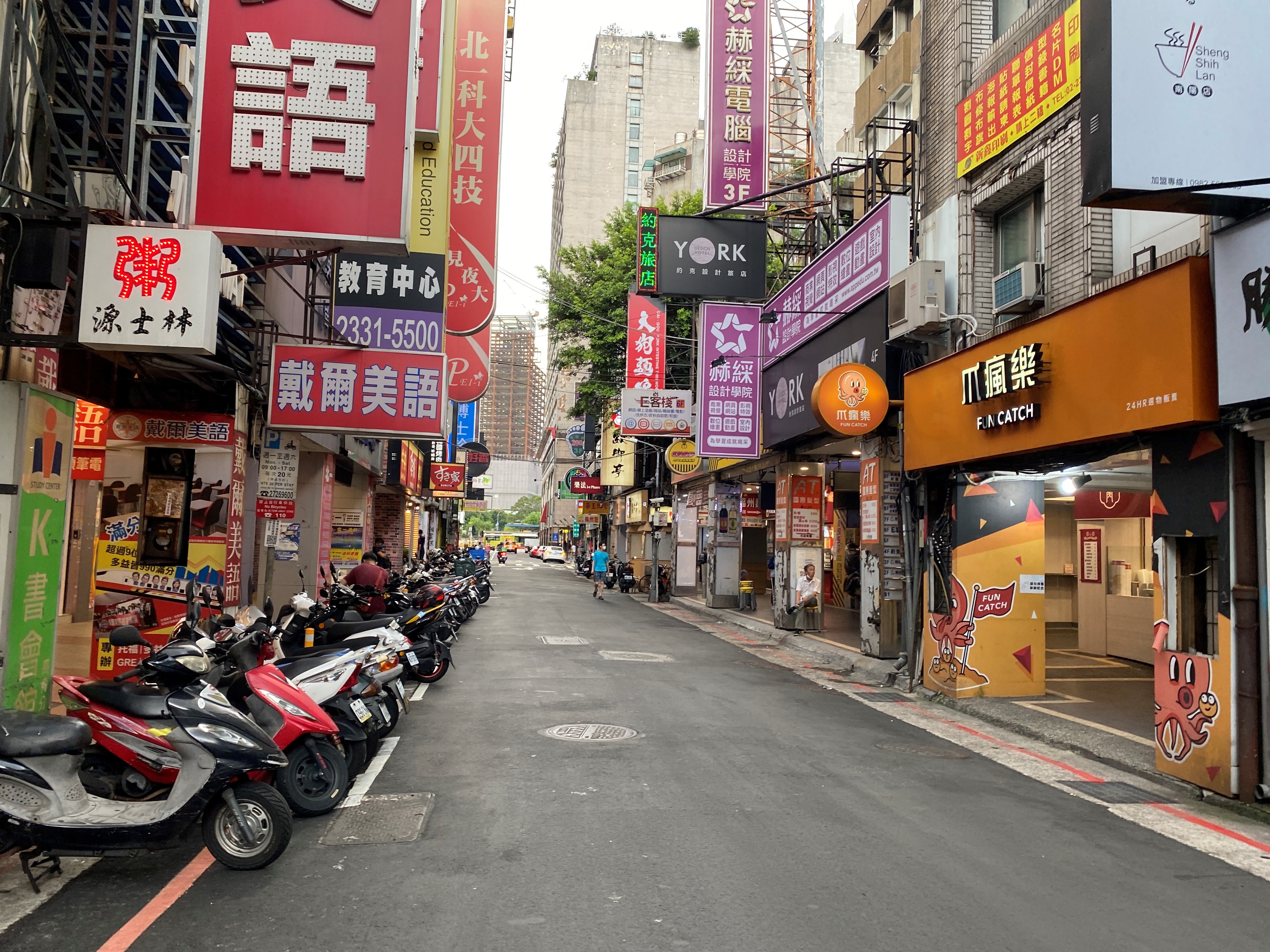 補習班因應三級警戒停業，北市補教業林立的南陽街也顯得相當冷清。