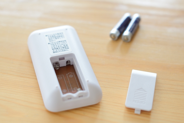 英國1名2歲女童誤吞遙控器的電池後，導致食道被燒穿且傷及大動脈，最後不幸身亡。（示意圖，photoAC）