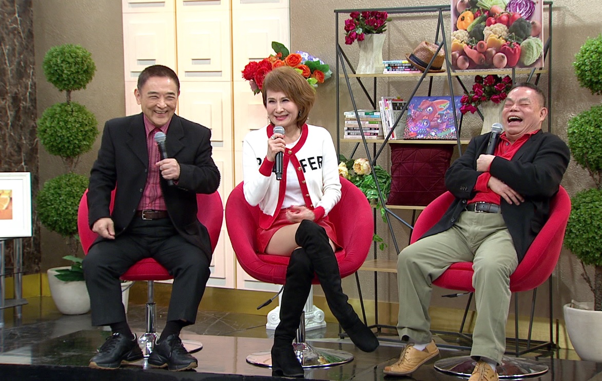 小亮哥(左起)、向娃、蔡頭上《聽媽媽的話》分享秀場趣事,場面歡樂。(年代much台提供)