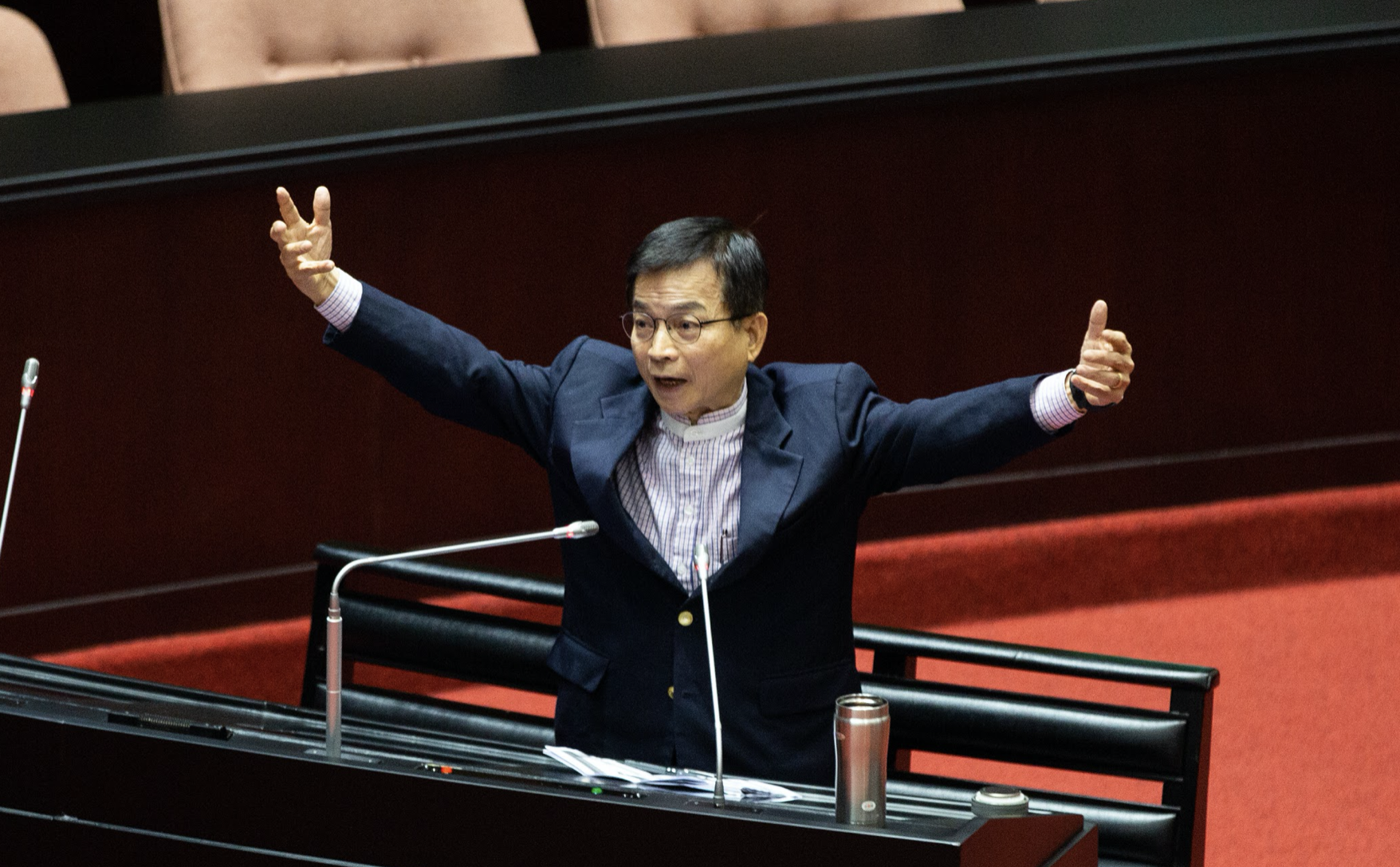 遭譏「AZ特戰隊」賴士葆今（7）日受訪時喊冤，自己是聽醫生的話去打的，何過之有？（資料照）