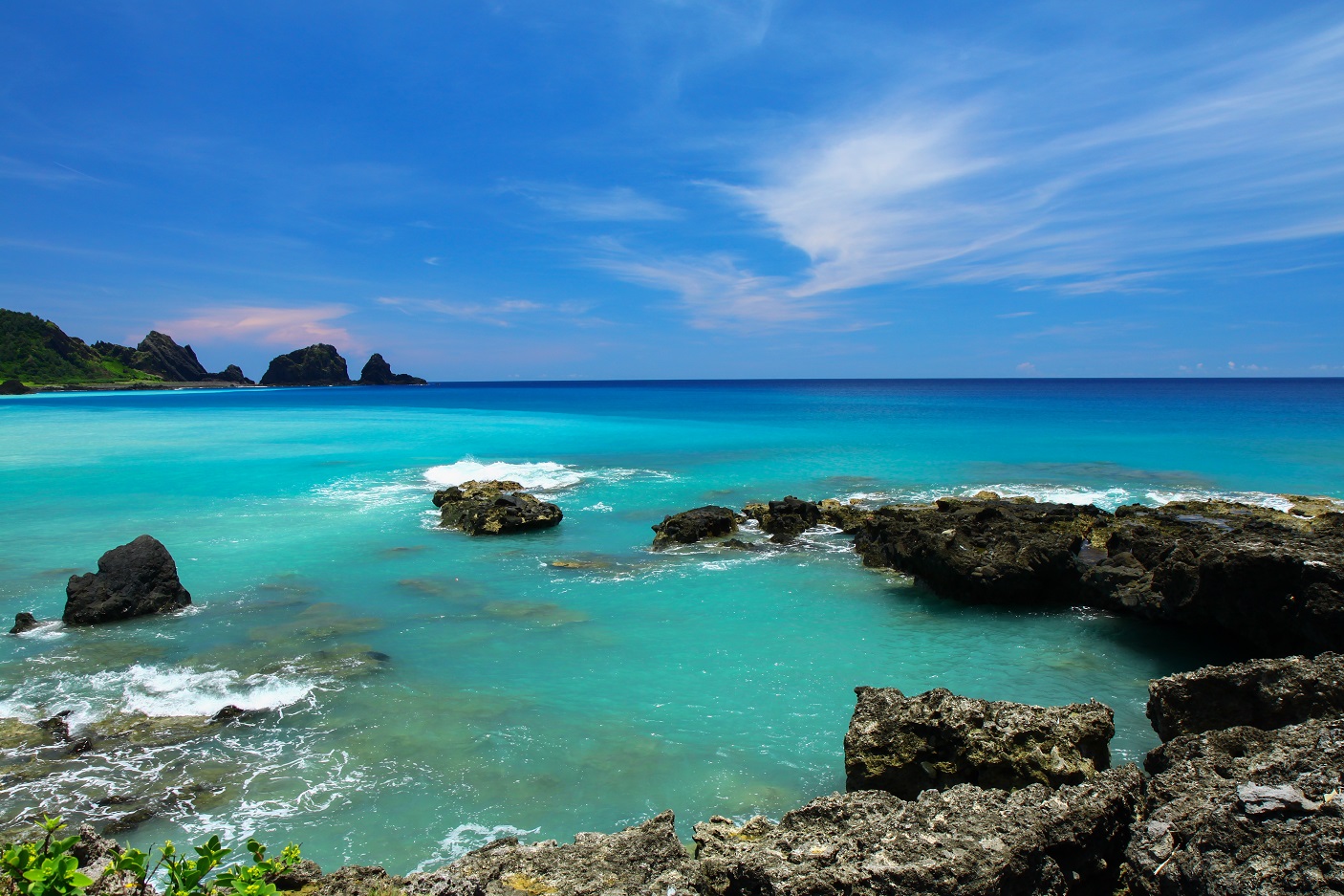 蘭嶼的海很有層次，讓人著迷，是在本島少見的夢幻顏色。（葉琳喬攝）