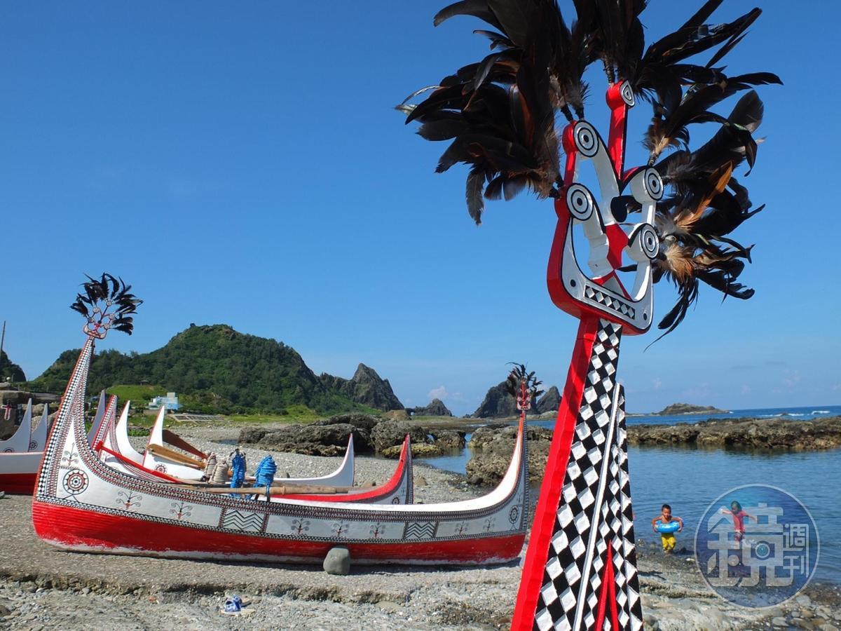 在蘭嶼的海旁，總能看見繪有傳統圖騰的拼板舟。（葉琳喬攝）