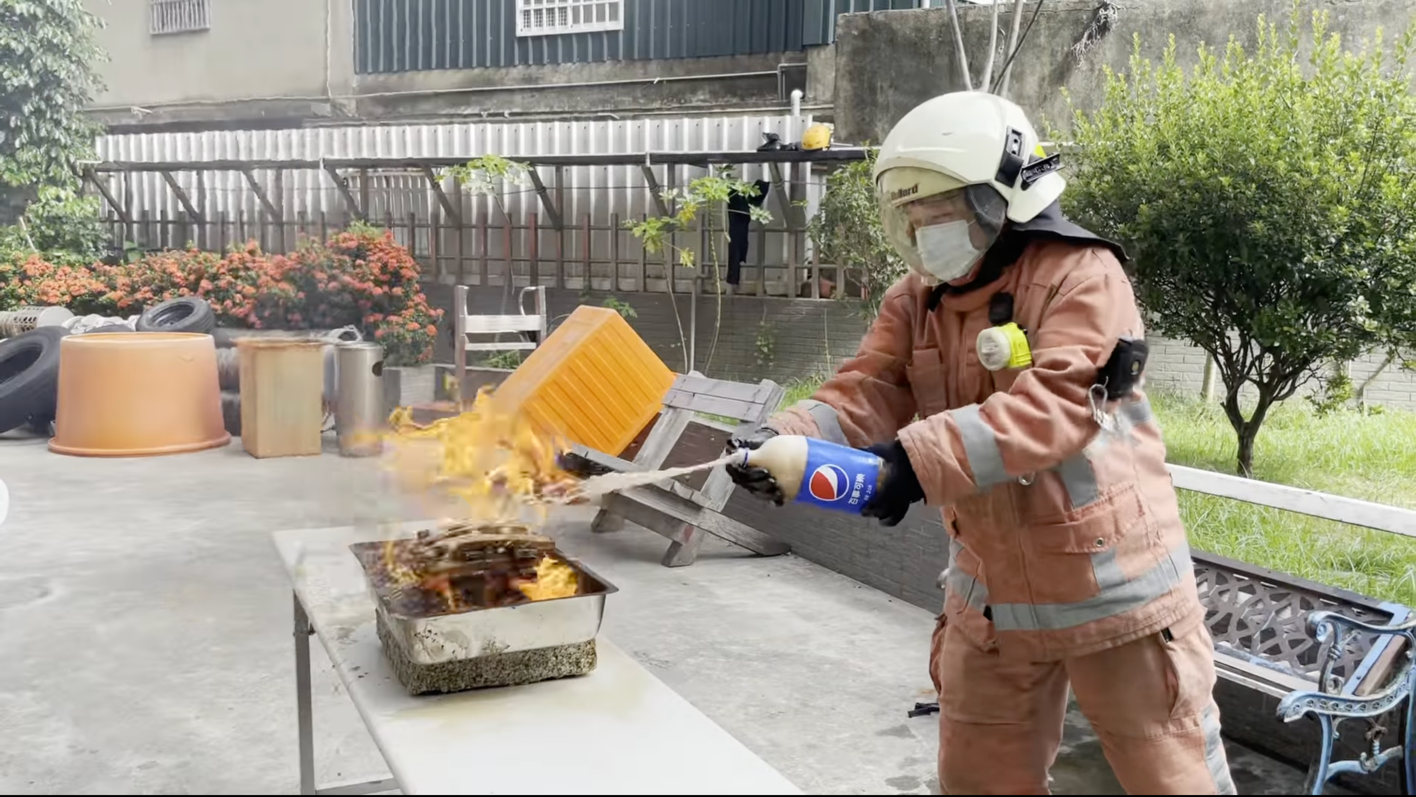 實測用可樂滅火僅能撲滅初期火勢，還是滅火器較有效。（翻攝自臉書專頁「新竹市消防局」）