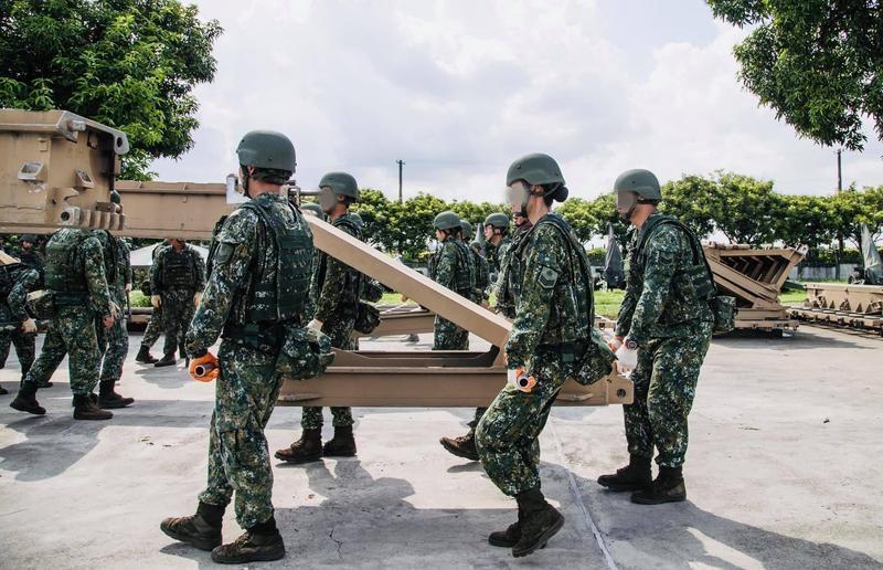 原PO詢問網友當兵時「高裝檢」遇到的荒謬事跡。(示意圖,翻攝臉書「國防部發言人」)