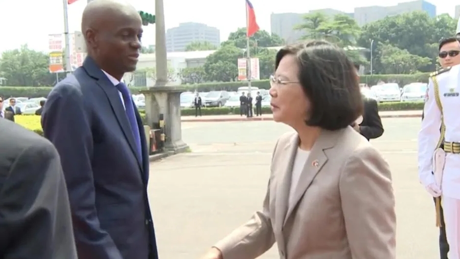 2018年蔡英文曾主持「軍禮歡迎海地共和國總統摩依士伉儷」，怎料，總統摩依士（左圖）近日爆出遭槍殺身亡。（翻攝自YouTube《presidentialoffice》頻道）