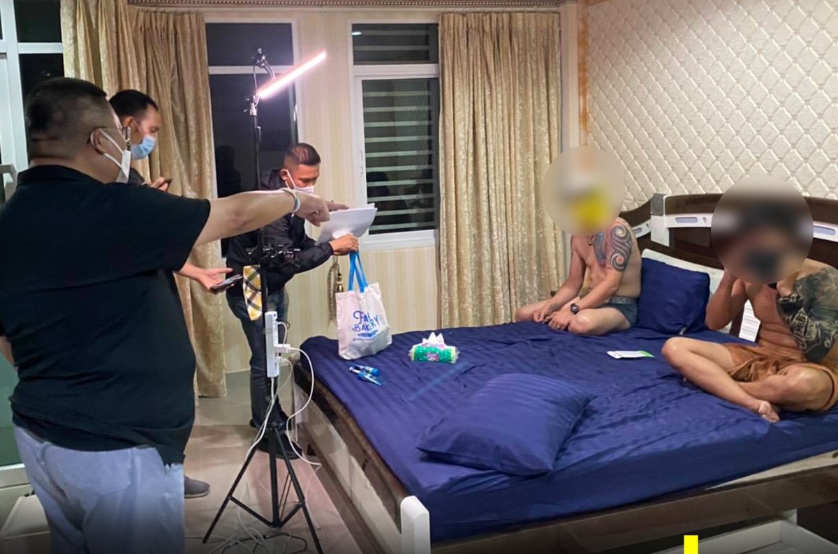 泰國5名男子違法拍攝色情片，員警破門而入逮住現行犯。（翻攝自臉書專頁「Royal Thai Police」）