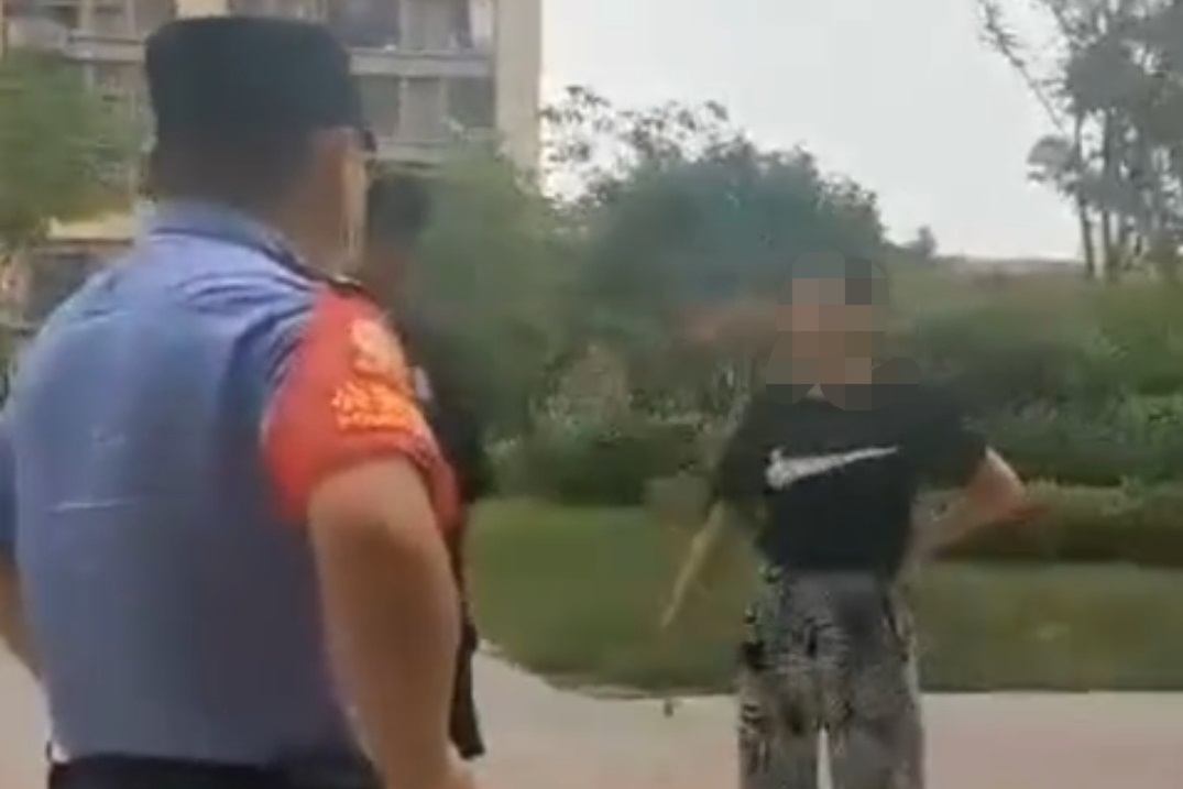 大陸1名女子遛狗時未繫牽繩,讓鄰居小孩受到驚嚇,還嗆聲「狗比人值錢」。(翻攝微博)