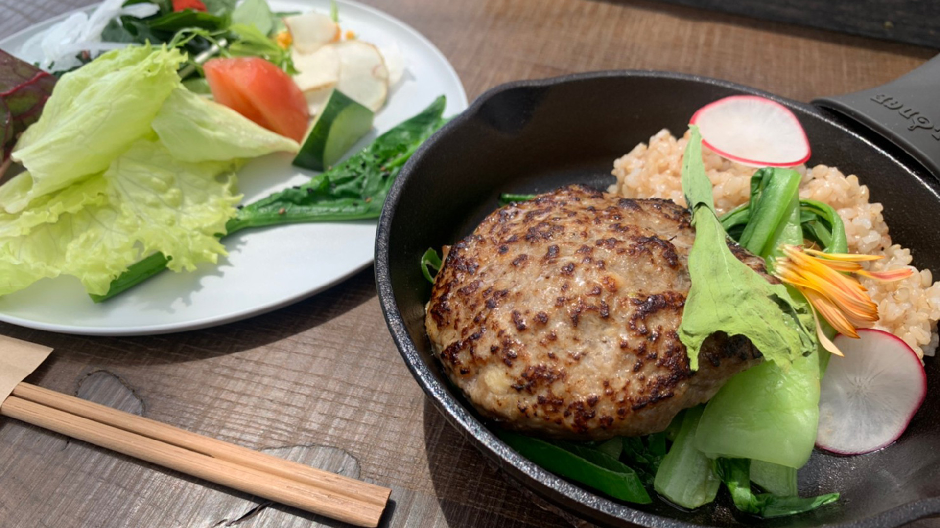 餐廳裡的食材當然也要花卉入菜。（茨城縣觀光物產協會提供 ）