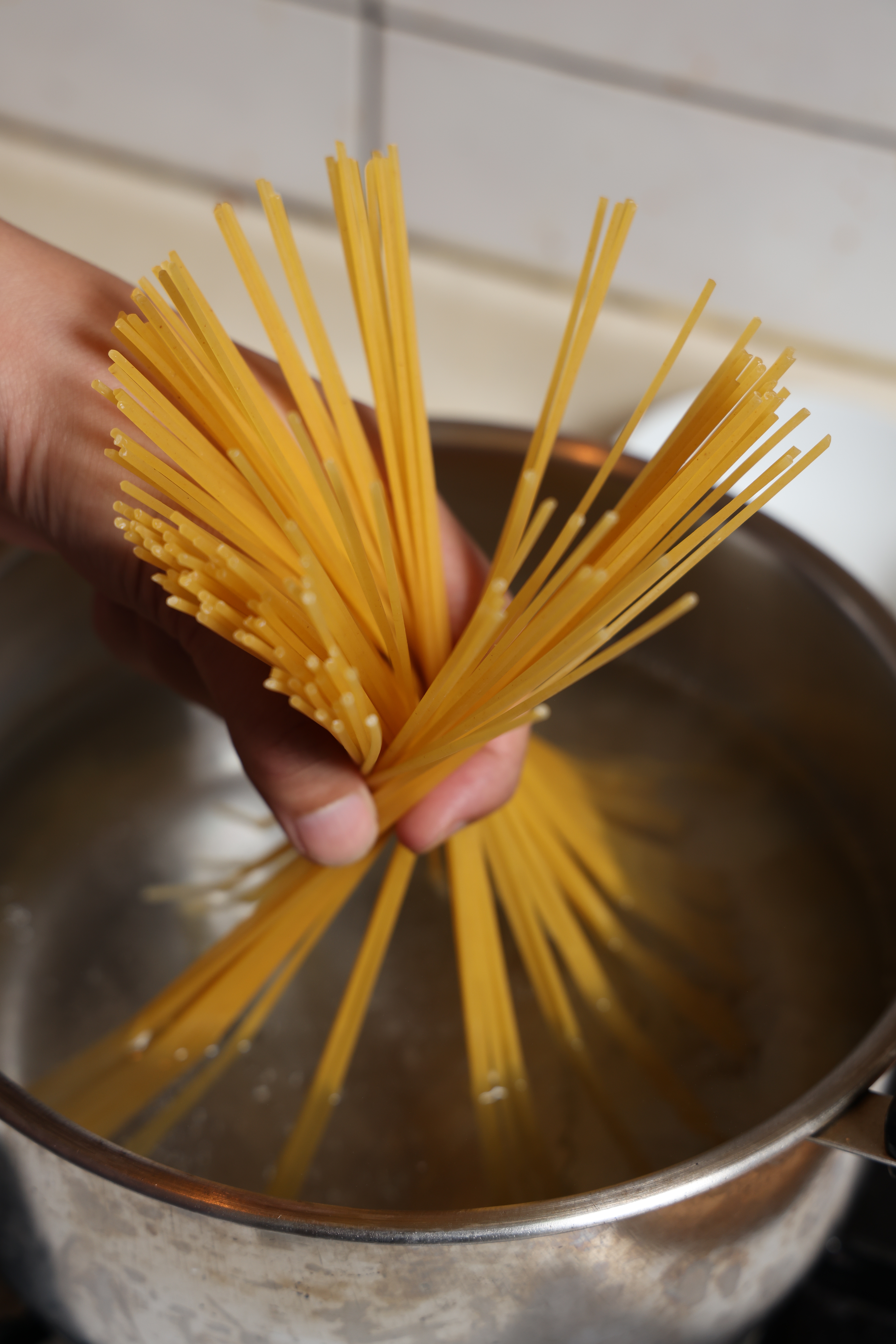 因為這道食譜不會加熱醬汁，所以麵條要煮到全熟。