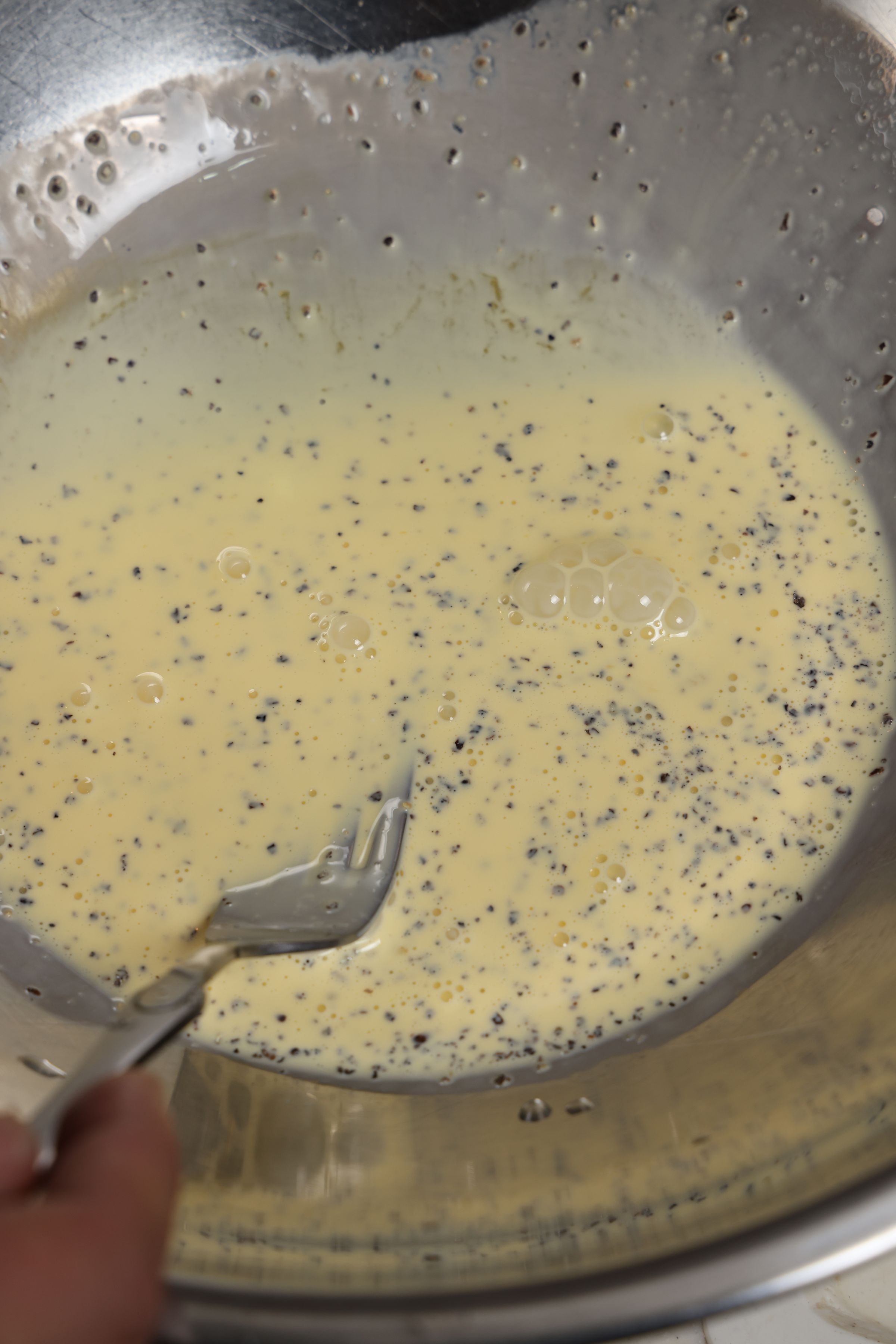 蛋汁中大量的胡椒粒看起來就像炭灰，也是「Carbonara」名字的由來。