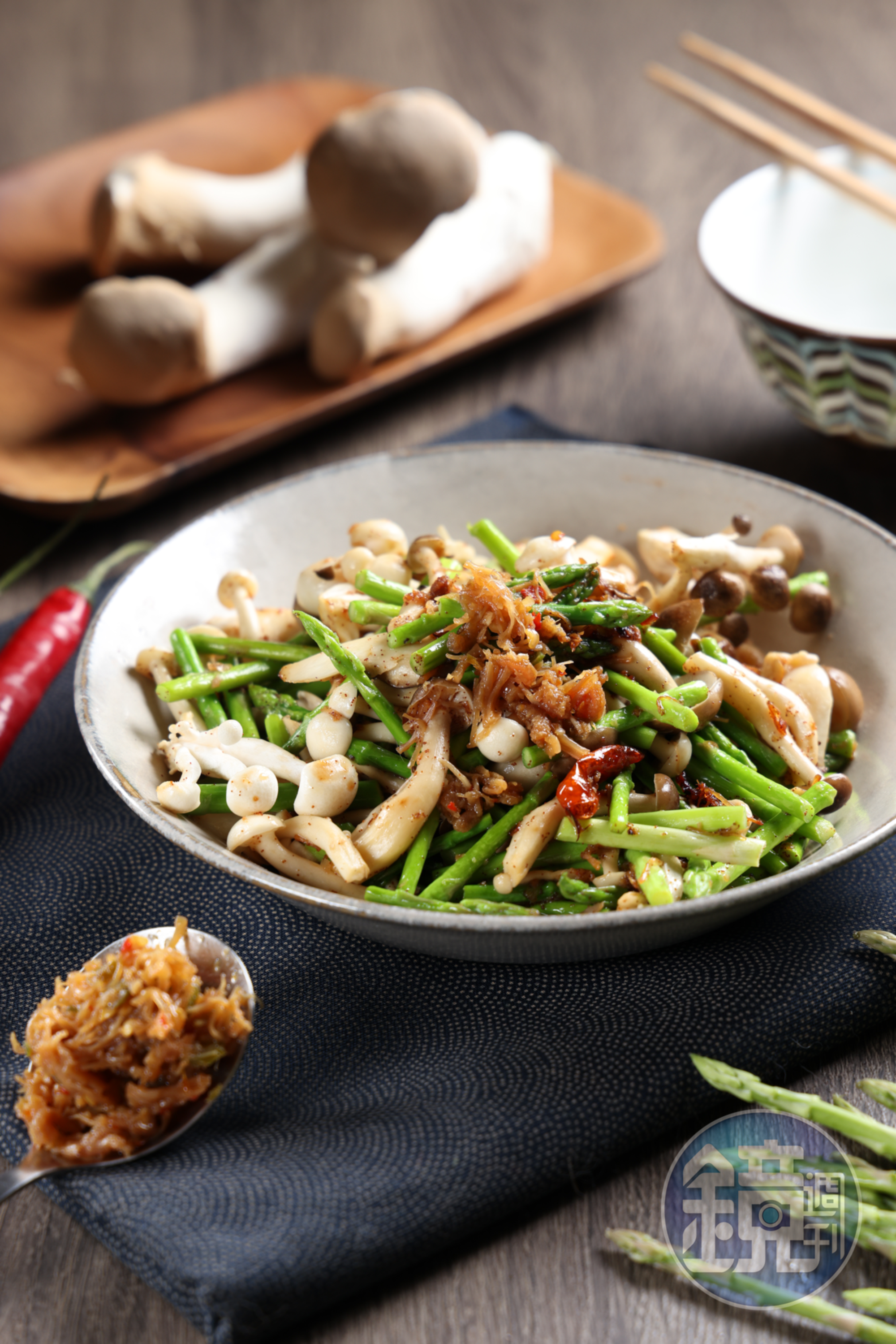 「XO醬炒蕈菇蘆筍」是最簡單的吃法，海味能讓菇類吃來更加鮮美。