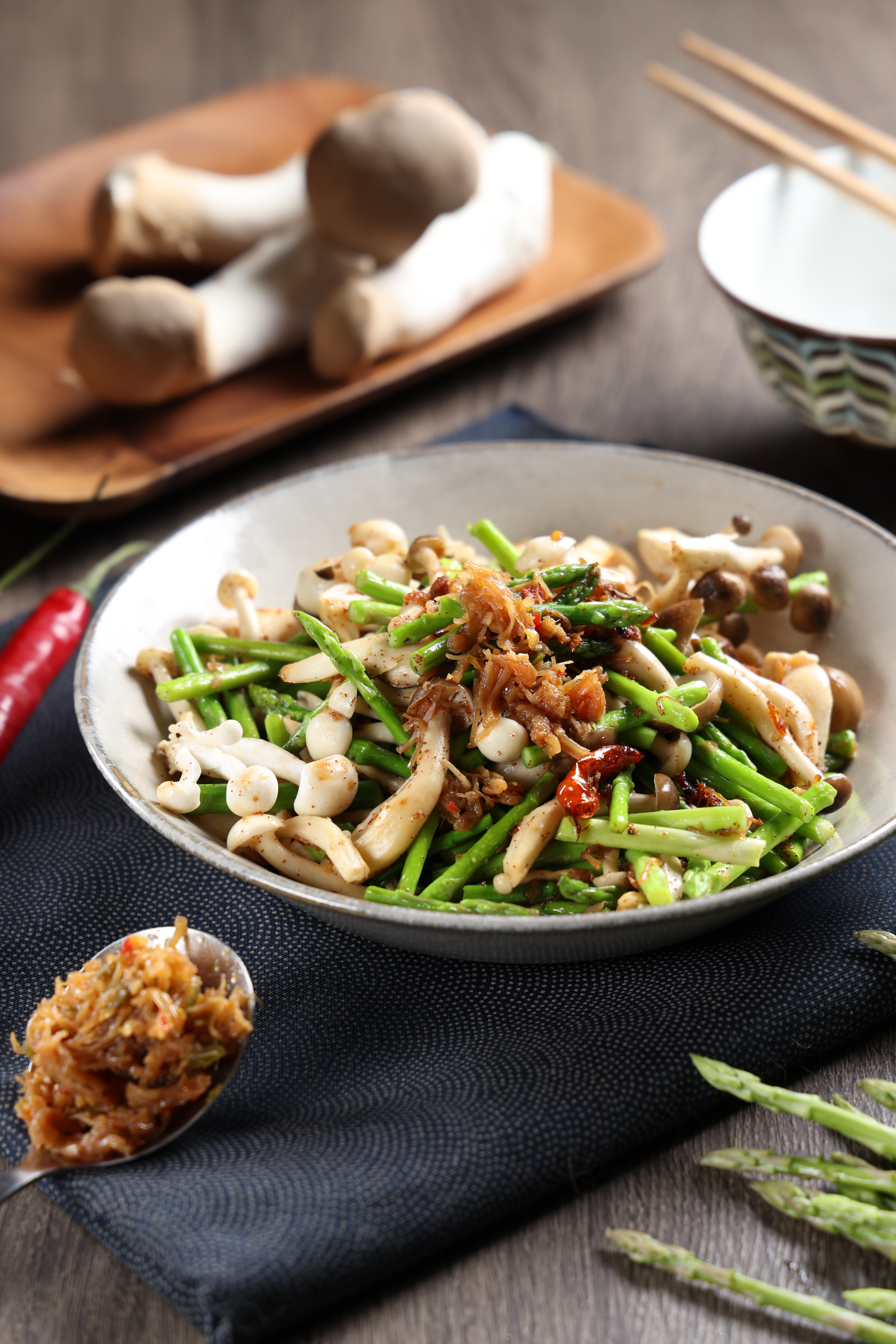 「XO醬炒蕈菇蘆筍」是最簡單的吃法，海味能讓菇類吃來更加鮮美。