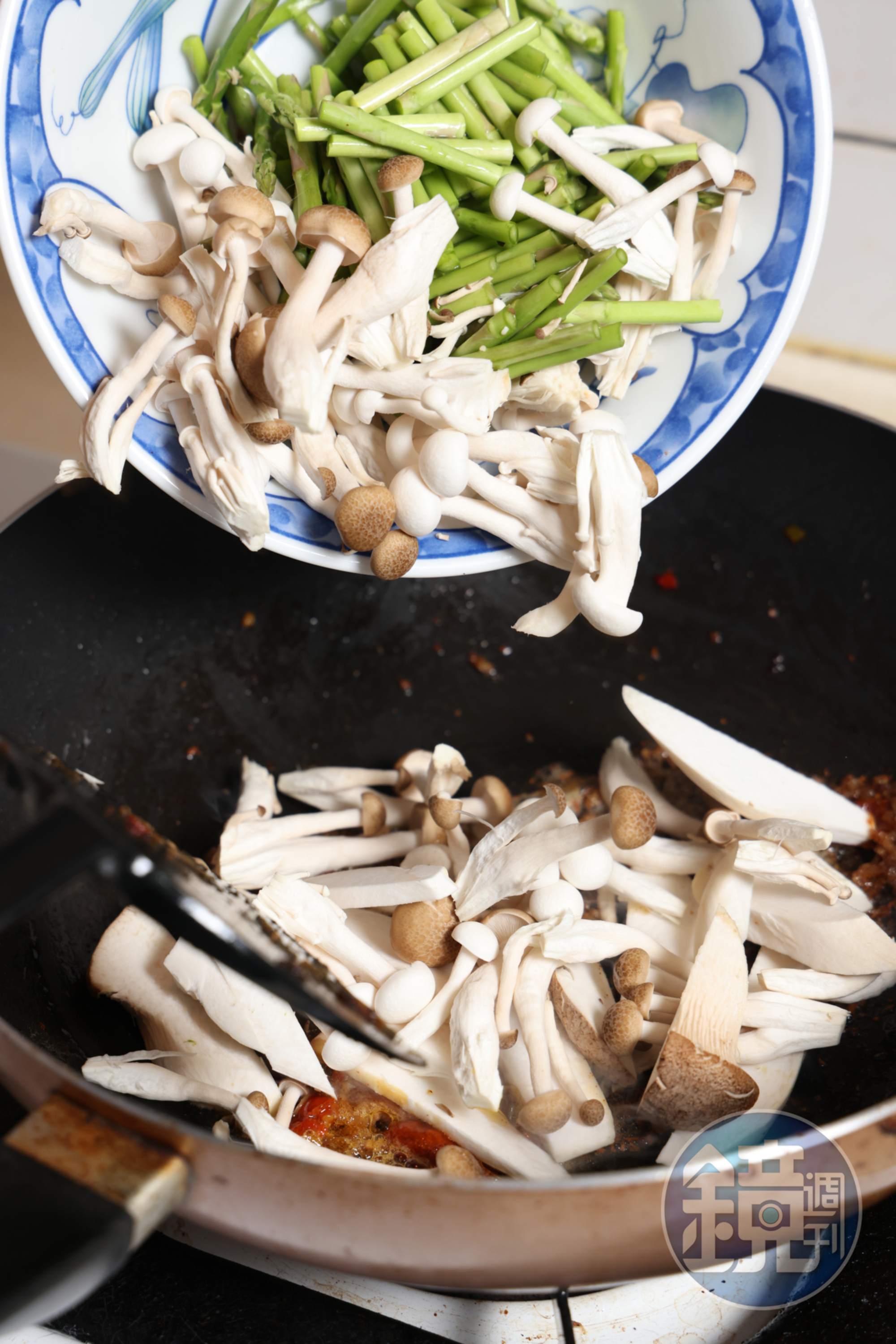 除了蘆筍和蕈菇、筍子、茭白筍、玉米筍等蔬菜也很適合這麼炒。