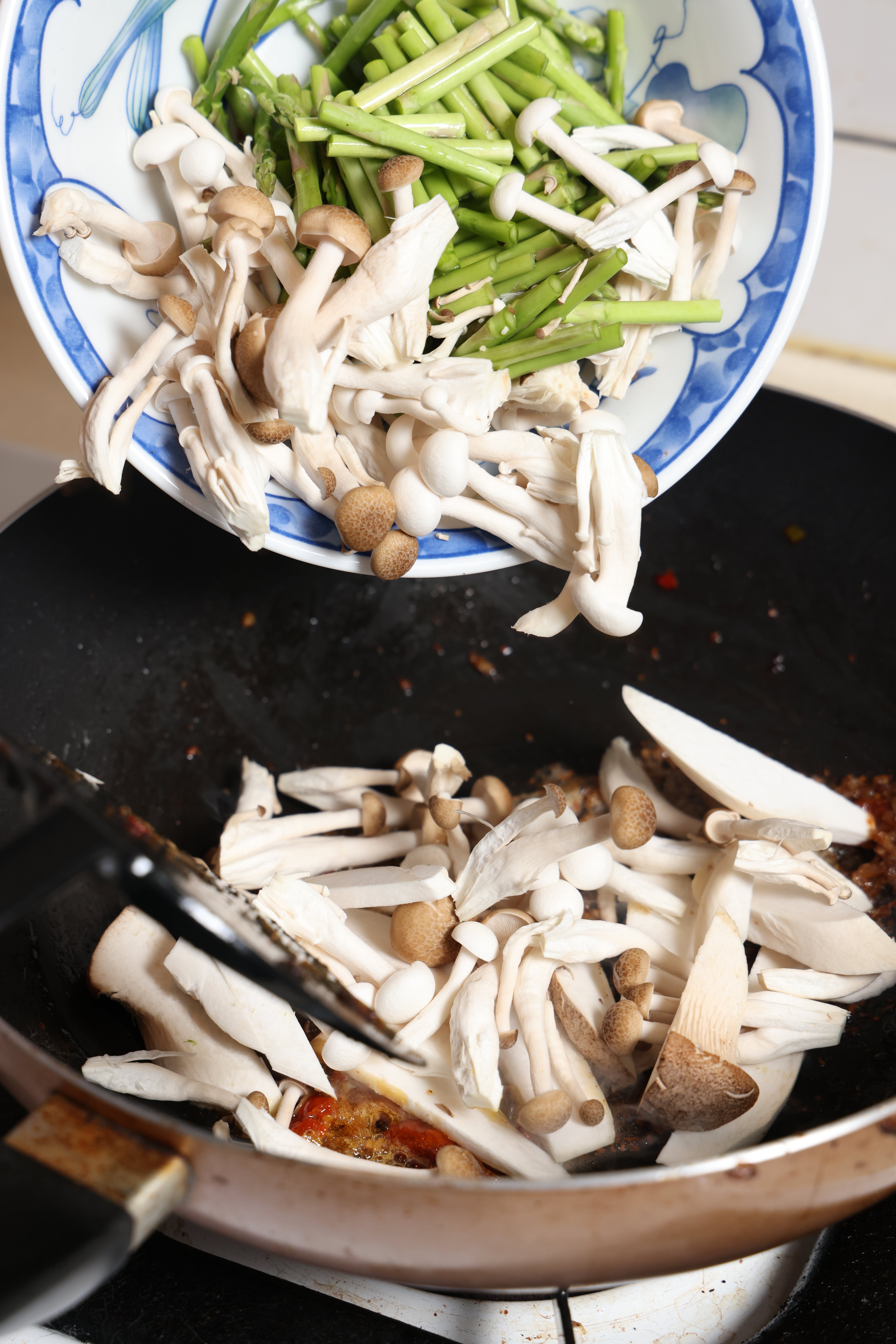 除了蘆筍和蕈菇、筍子、茭白筍、玉米筍等蔬菜也很適合這麼炒。