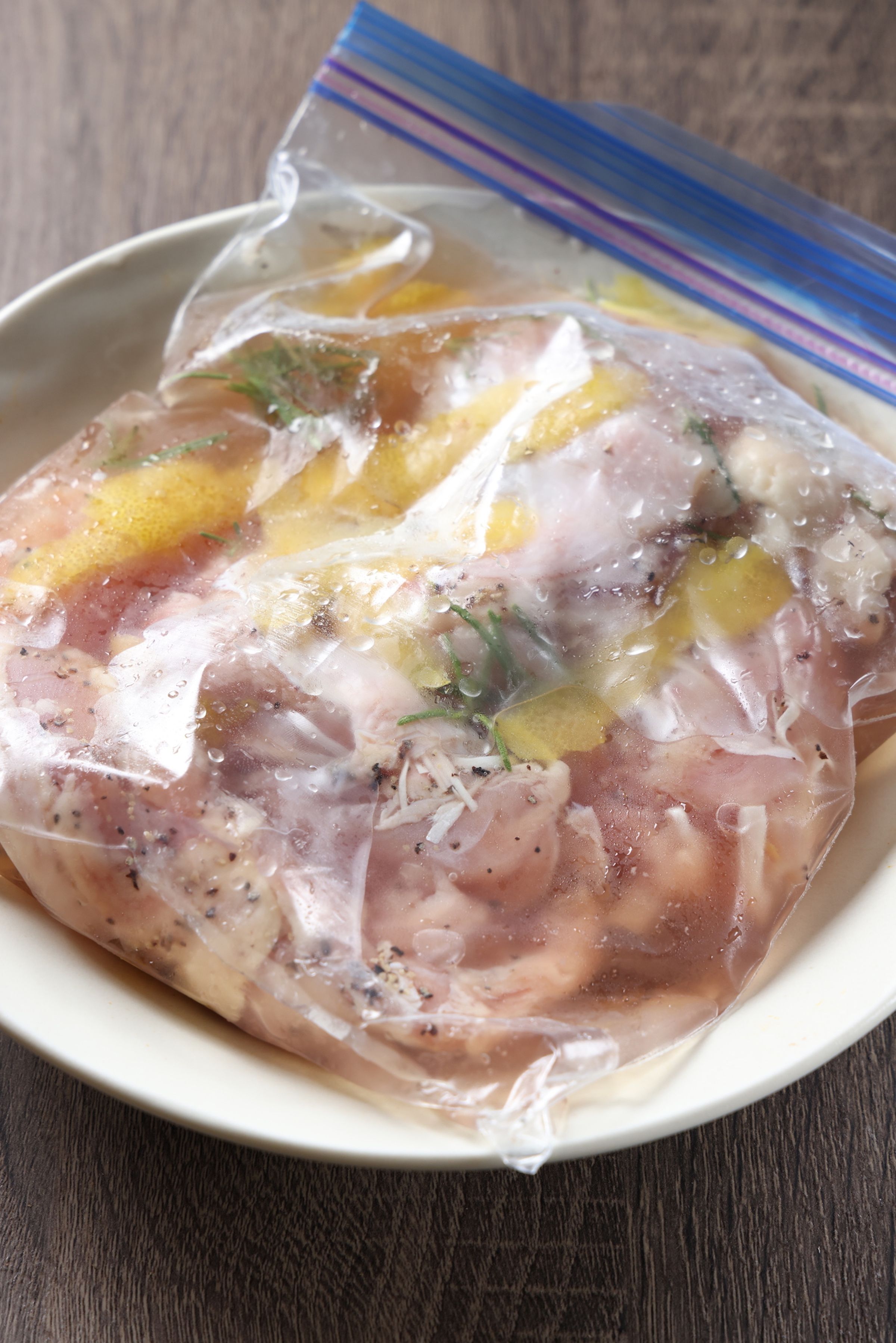 雞肉可先用3％鹽水浸漬，並加入自己喜歡的香料，檸檬皮、迷迭香都很合適。