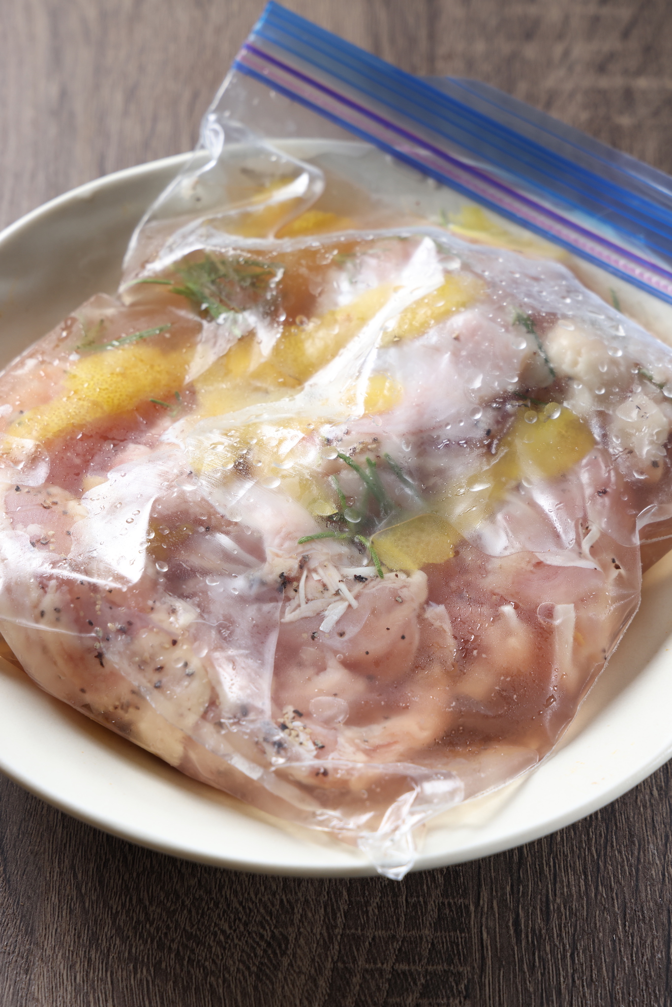 雞肉可先用3％鹽水浸漬，並加入自己喜歡的香料，檸檬皮、迷迭香都很合適。