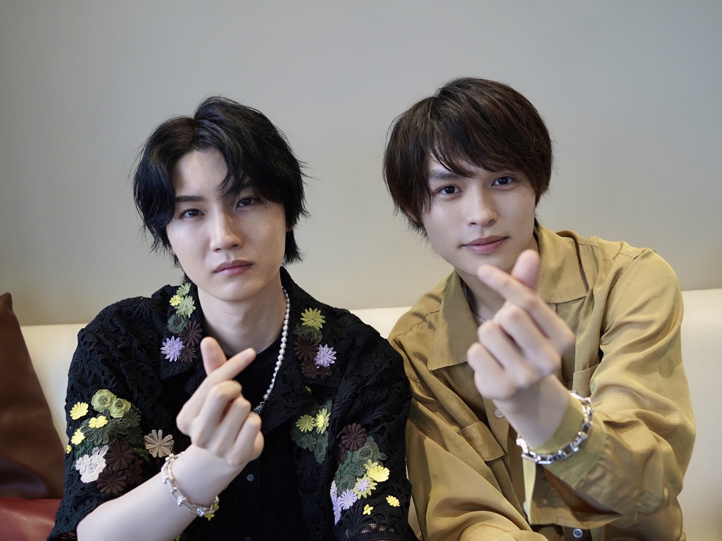 日星櫻田通（左）和台日混血師弟兵頭功海接受台灣媒體視訊訪問。（雅慕斯娛樂提供）