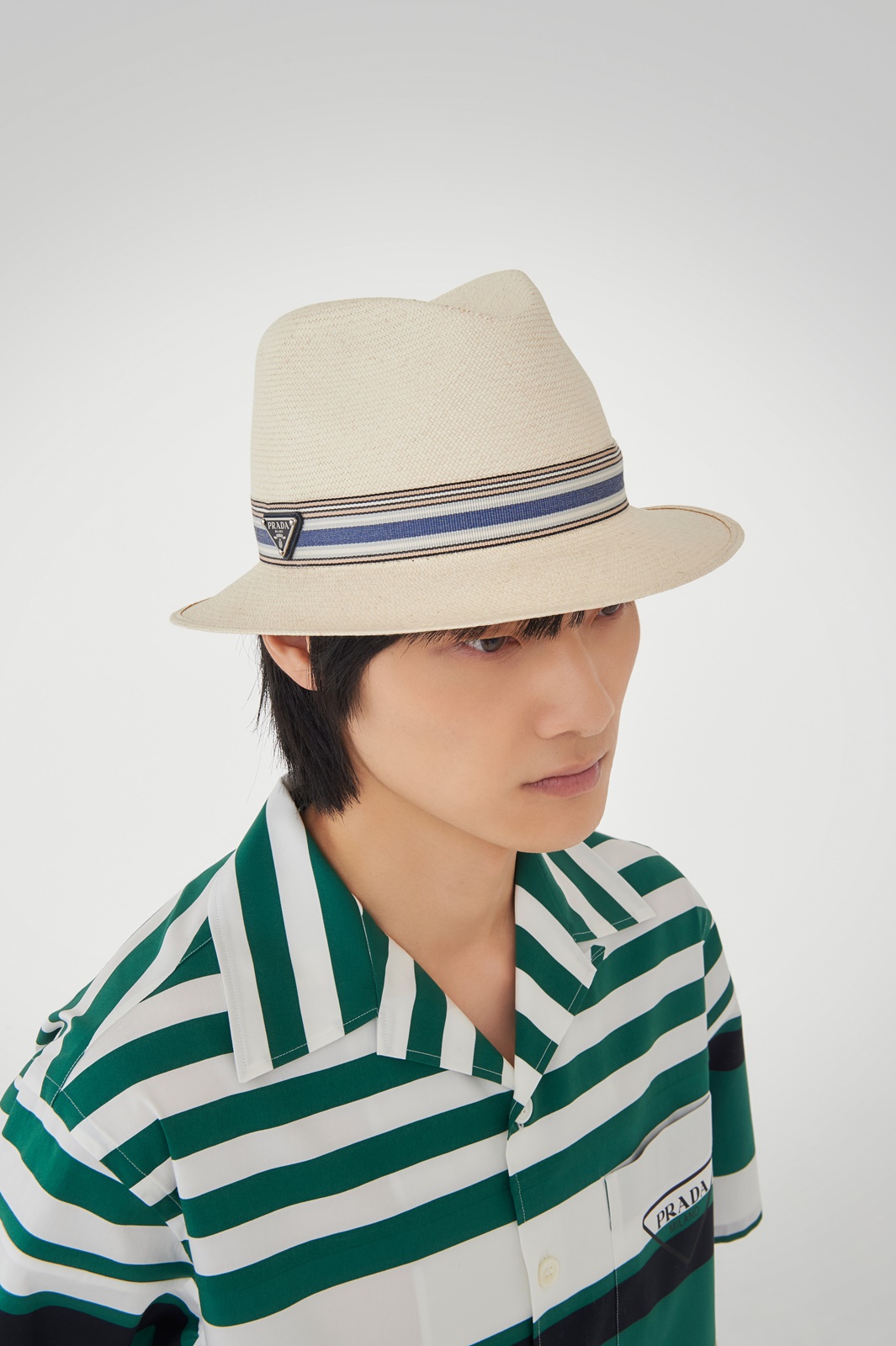 PRADA OUTDOOR條紋飾帶巴拿馬帽NT$34,000、拼色條紋古巴領襯衫NT$38,500。（PRADA提供）