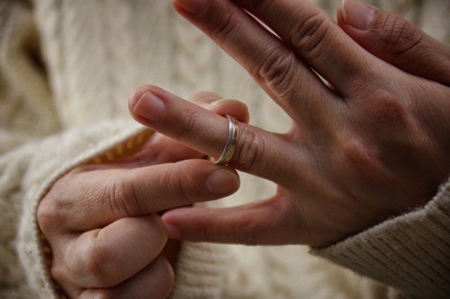 一名印度男子被妻子要求離婚，隨後發現女方竟改嫁自己的父親。（示意圖，photoAC）