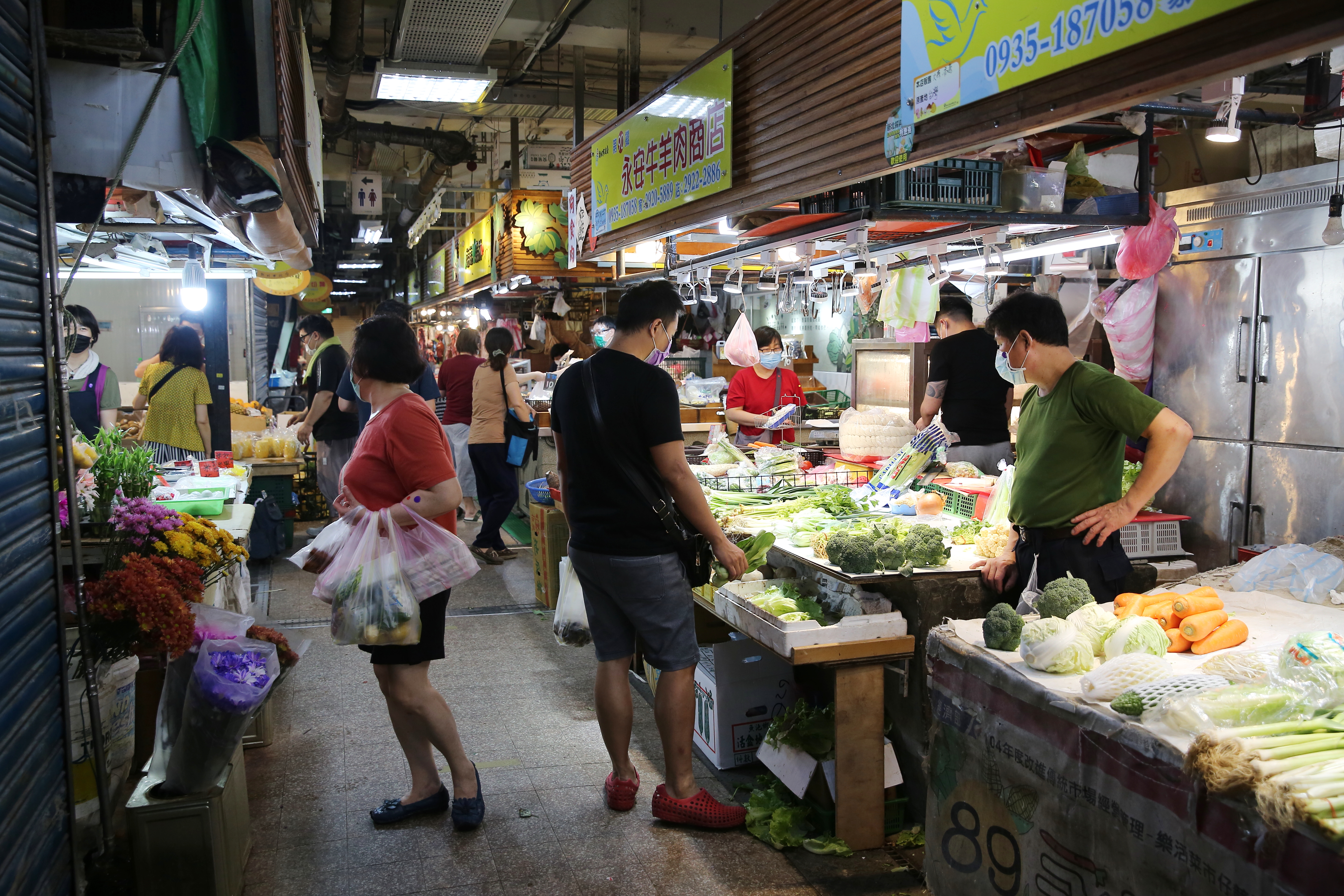 醫療粉專提醒，北北基桃是一日生活圈，只要一放鬆，疫情可能隨時捲土重來。（本刊資料照）
