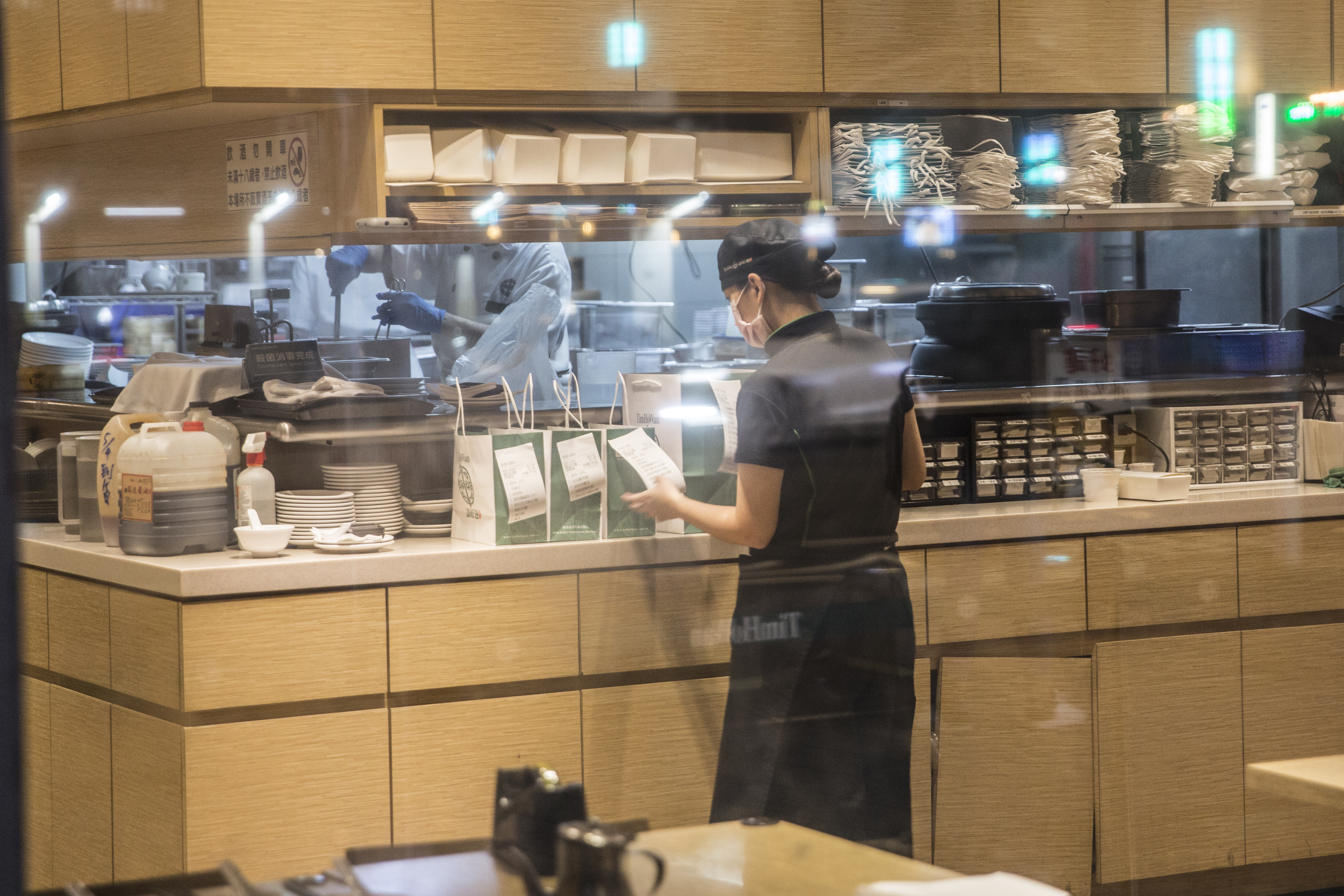 餐飲業受疫情衝擊，光是5月失業率就創下9年來新高。