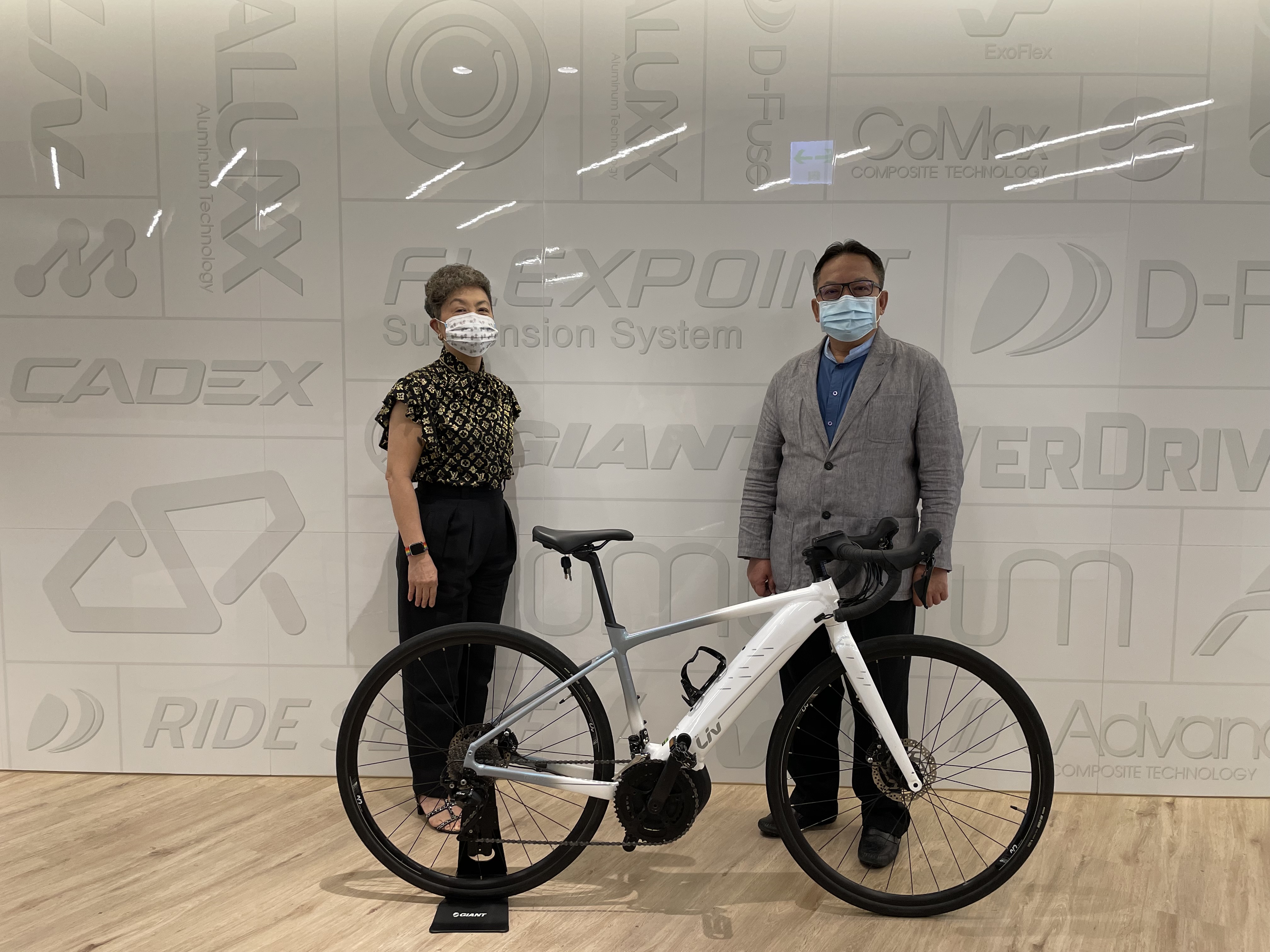 巨大今年第一季營收、獲利創新高,展望未來,對下半年營運也正面樂觀看待。左為巨大董事長杜綉珍、右為巨大執行長劉湧昌(巨大提供)