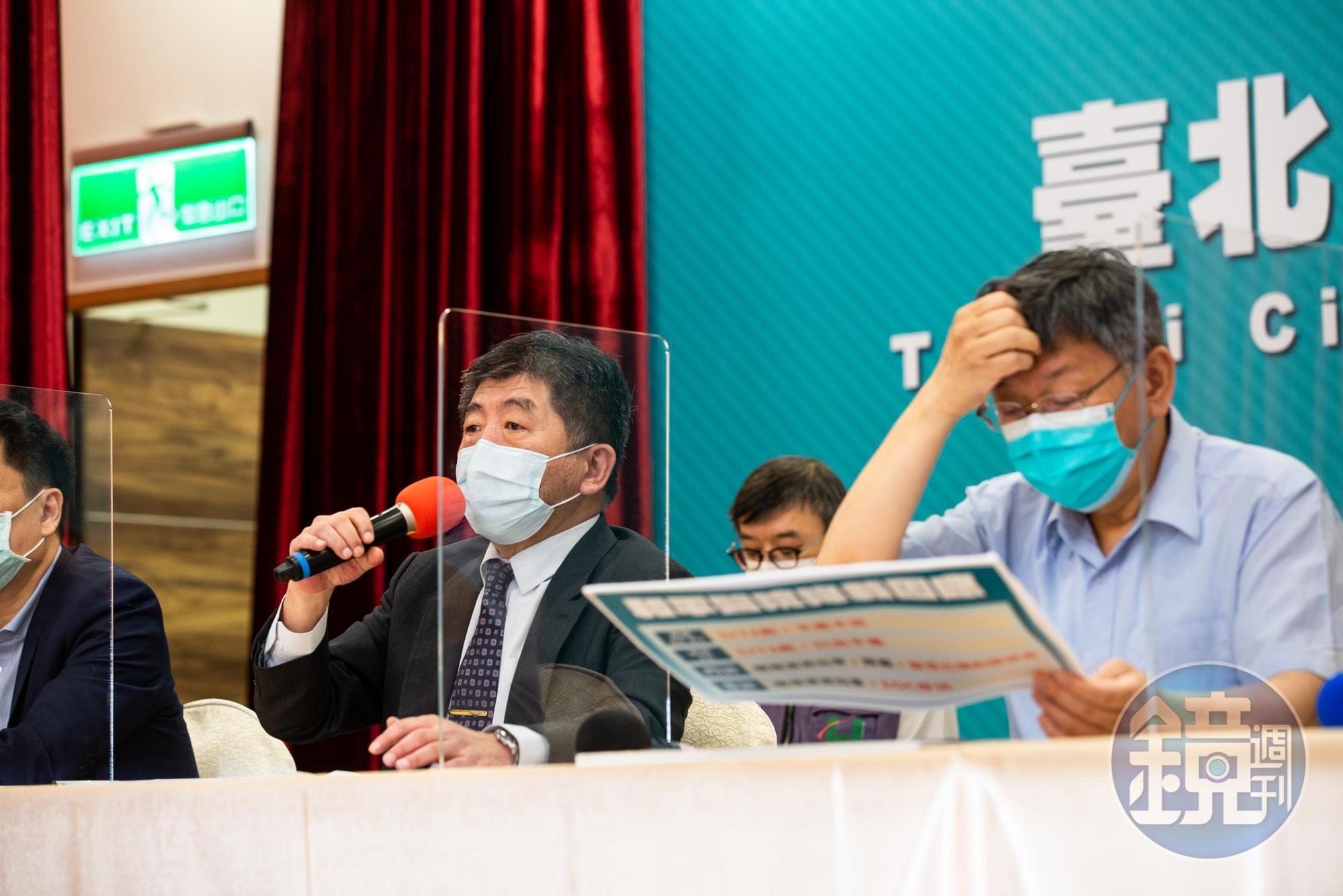 矢板明夫更直接點名台北市長柯文哲(右),每天開記者會都在砲轟中央。(本刊資料照)