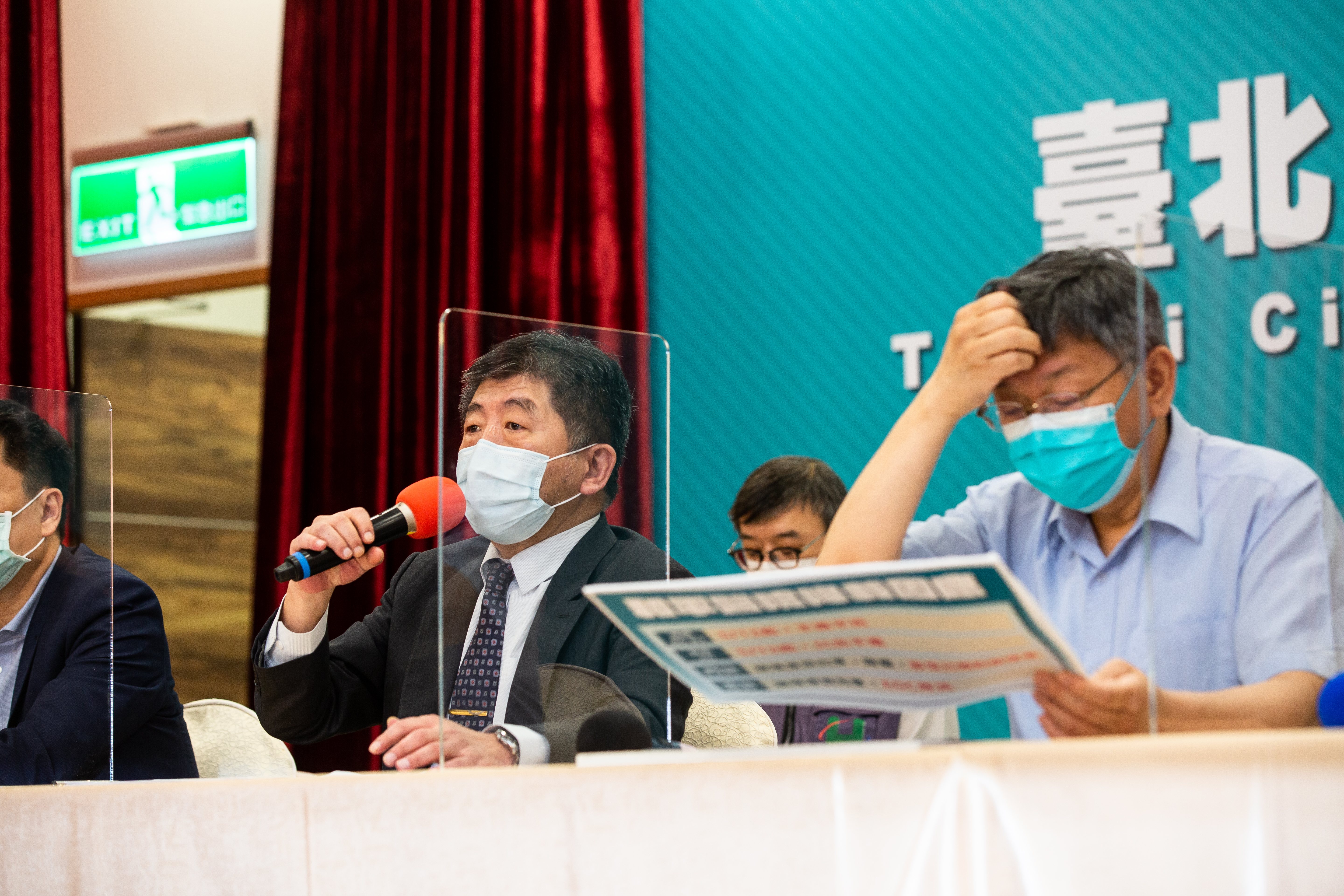 矢板明夫更直接點名台北市長柯文哲（右），每天開記者會都在砲轟中央。（本刊資料照）