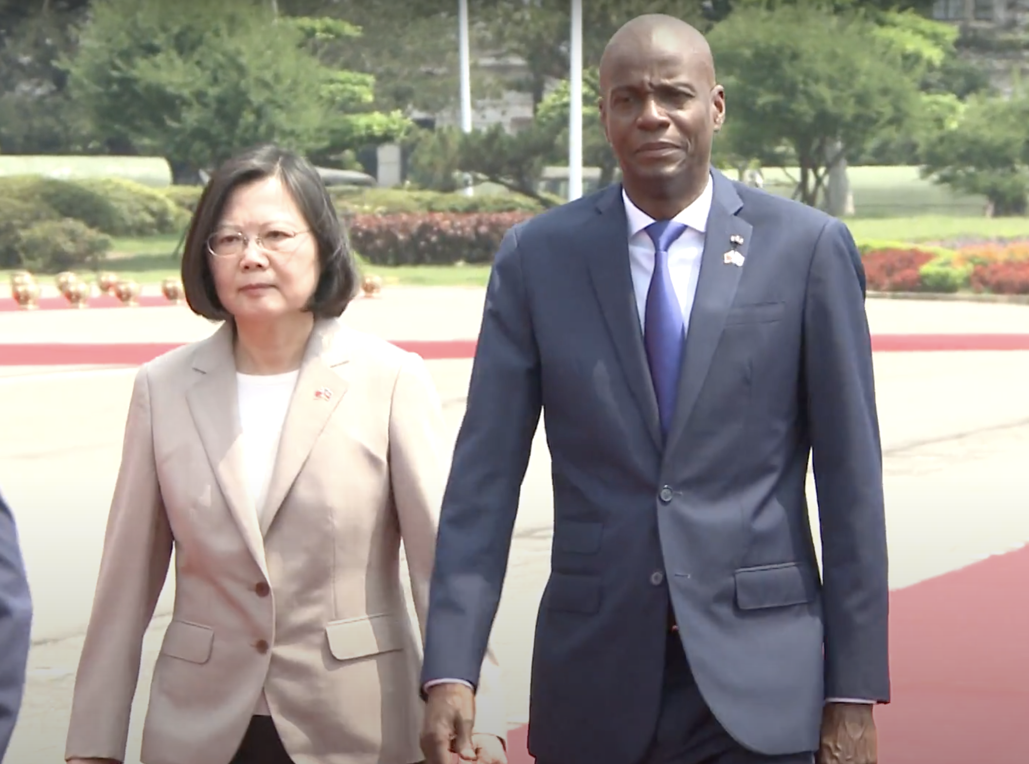 海地總統摩依士(右)7日遭暗殺身亡,我國總統蔡英文(左)也發文哀悼。(翻攝自presidentialoffice YouTube頻道)