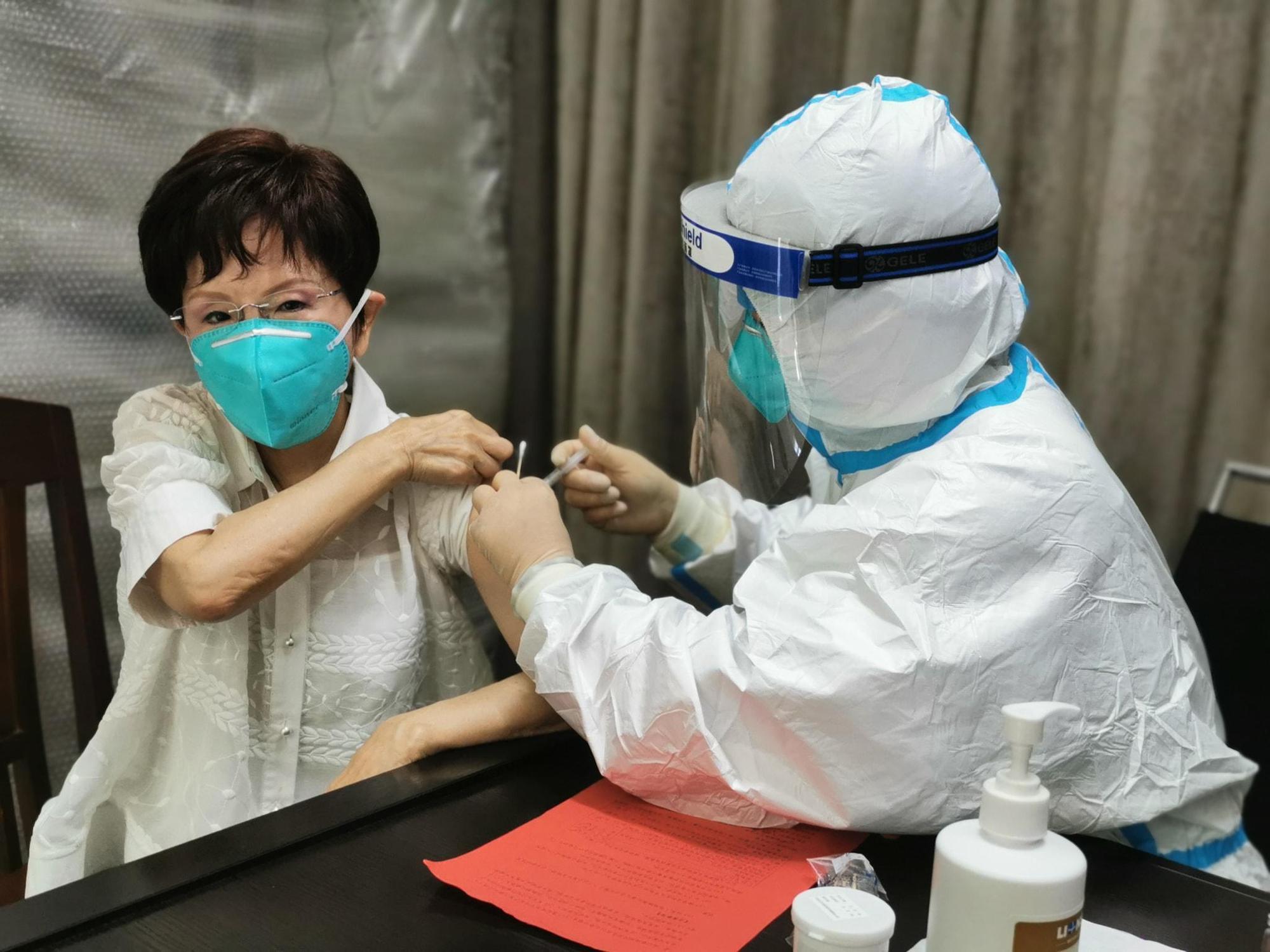 洪秀柱在臉書表示她已在中國完成施打新冠疫苗。(翻攝自洪秀柱臉書)