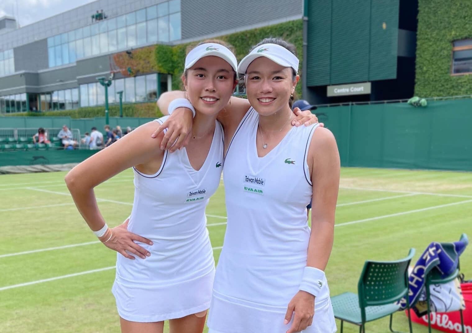 詹詠然（右）與妹妹詹皓晴搭檔，止步溫網女雙8強。（翻攝詹詠然臉書）