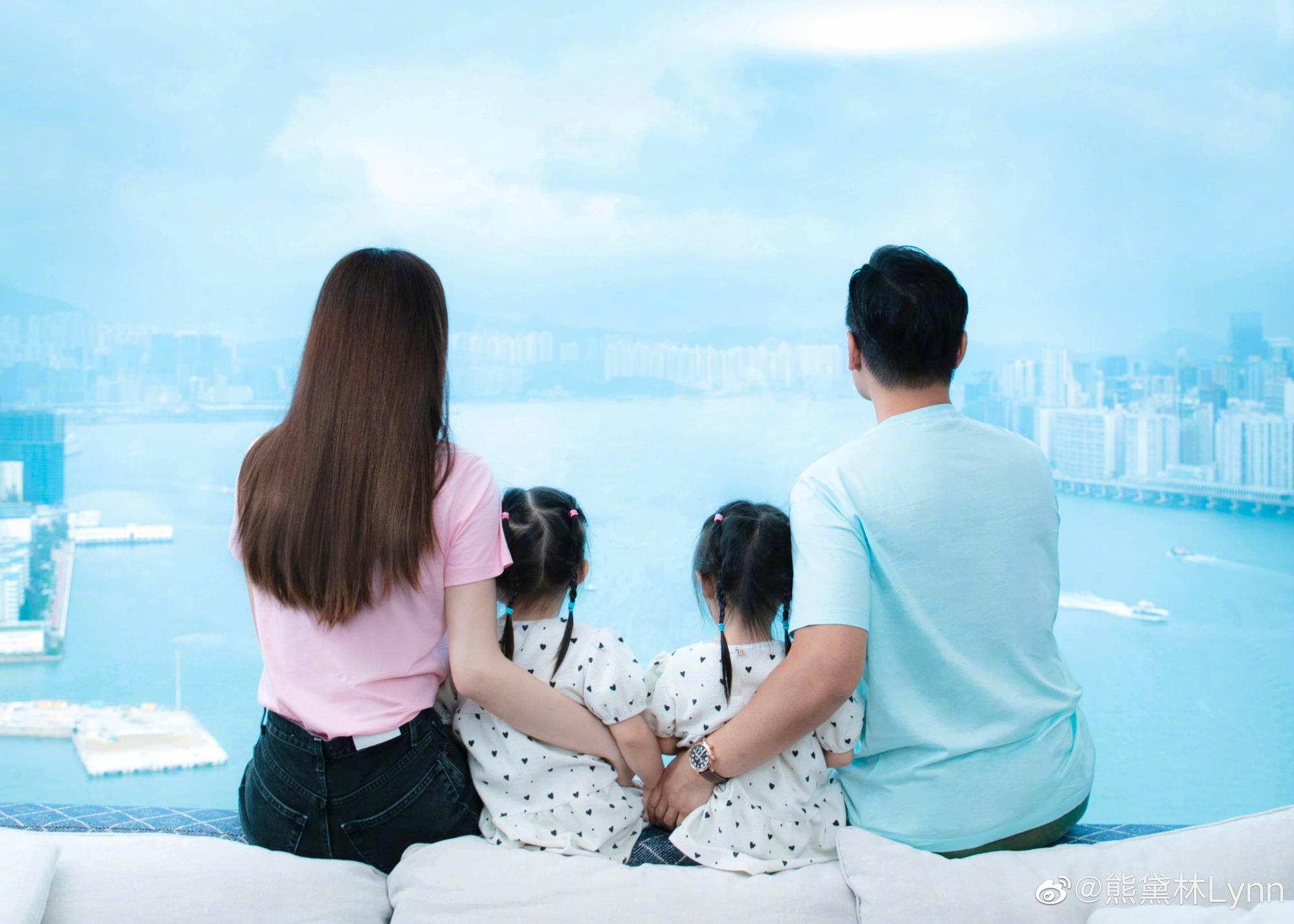 熊黛林跟富商老公郭可頌婚姻幸福，一家四口幸福滿滿。（翻攝自熊黛林微博）