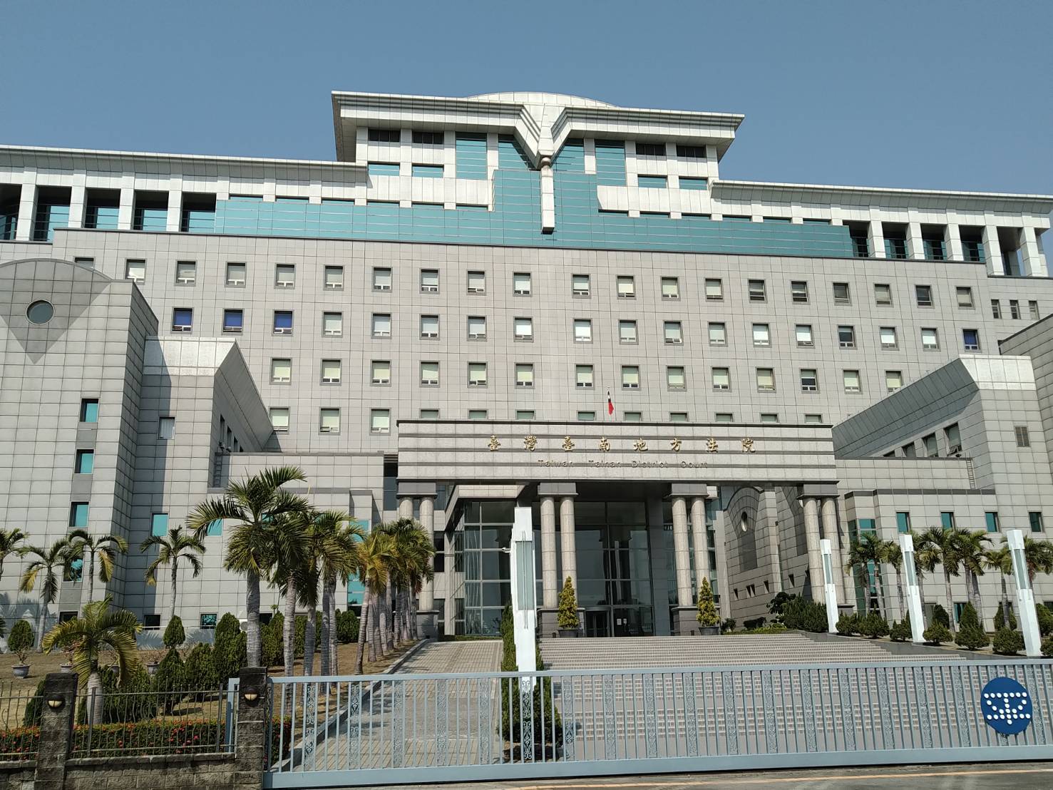 一名繼父因與繼女同睡伸狼爪，遭台南地院法官判3年4月徒刑。（本刊資料照）