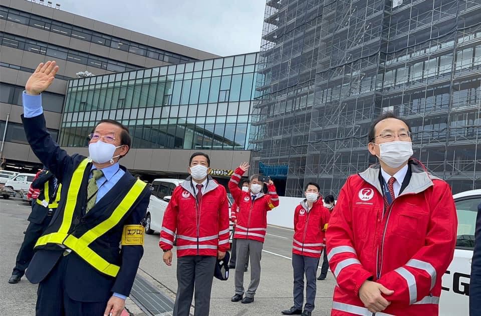 謝長廷則於臉書貼出目送載著疫苗飛機的照片。(翻攝自謝長廷臉書)