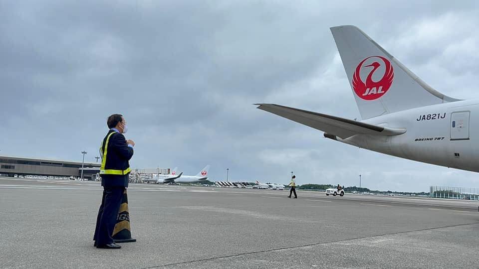 載運著日本提供的113萬劑AZ疫苗飛機已經出發了。（翻攝自謝長廷臉書）