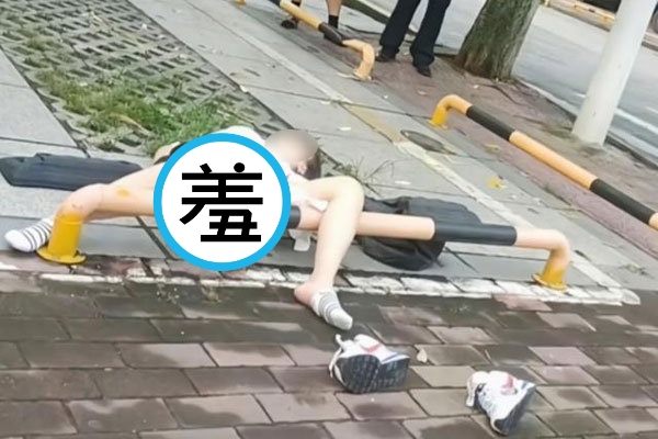 中國大陸一位嫩妹因為酒醉而雙腿開開倒在地上。（翻攝自《中國報》）