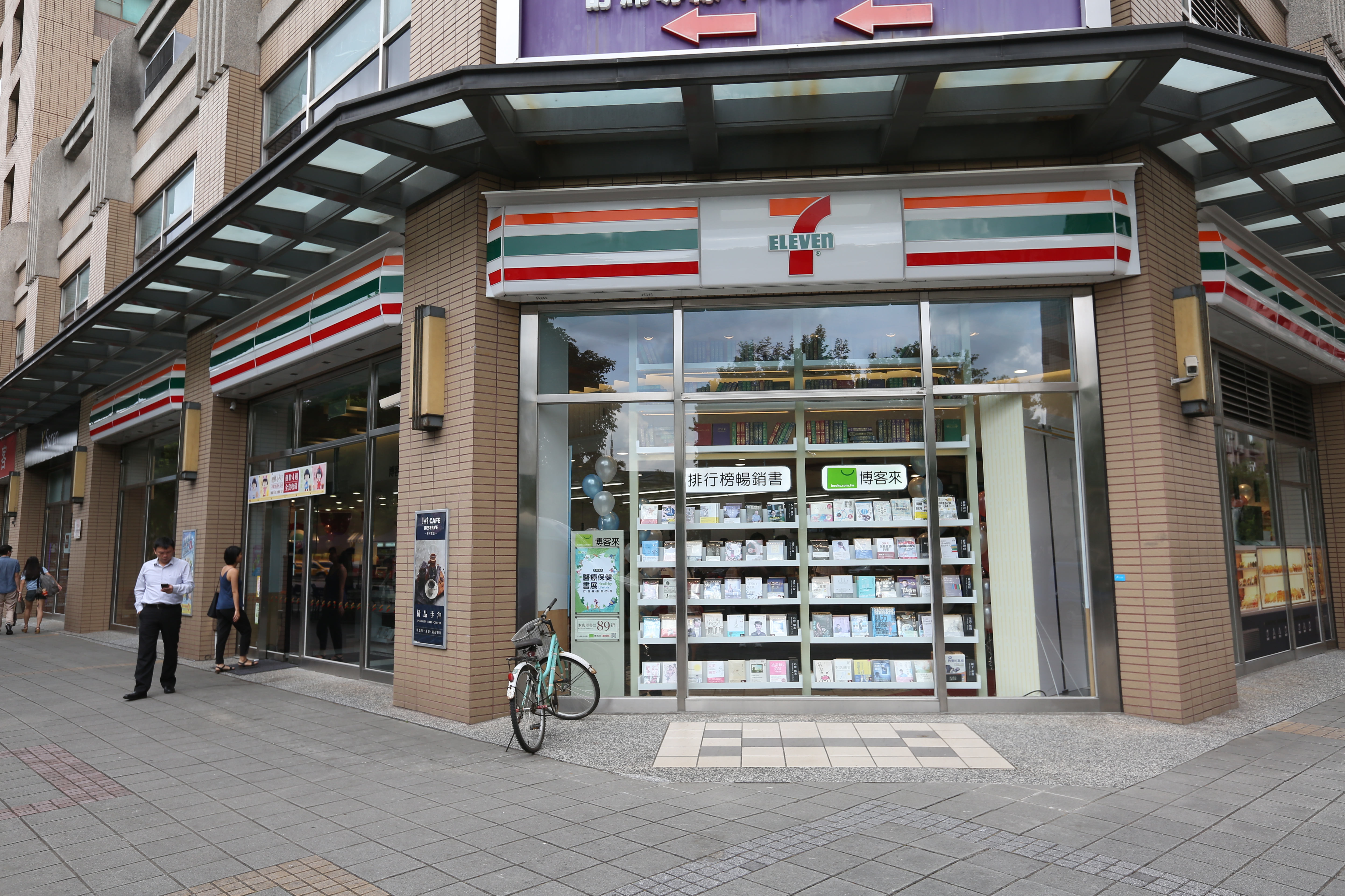 7-11在228連假推出指定商品買1送1優惠。（本刊資料照）