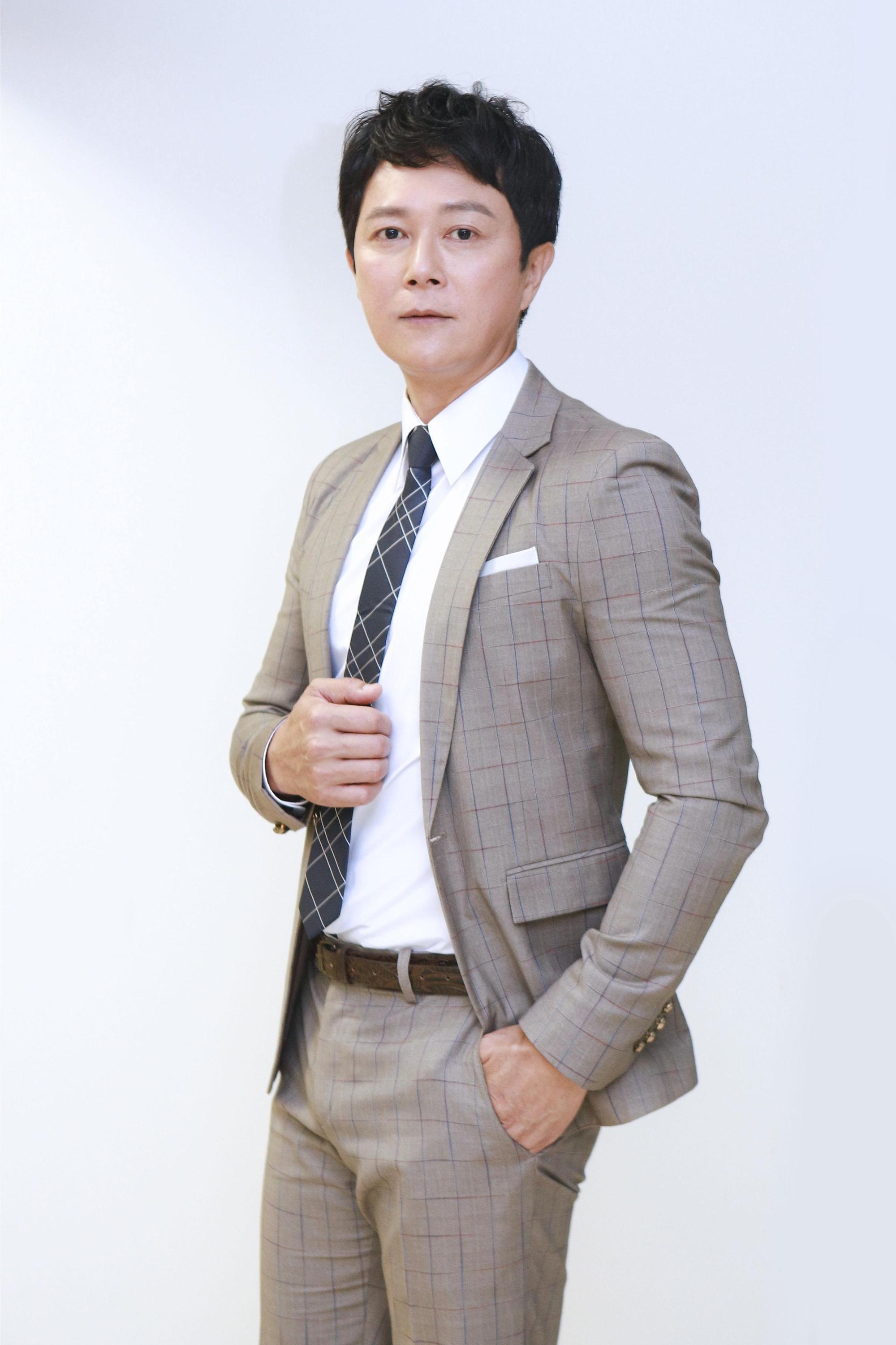 王燦全新造型加入劇組。(民視提供)