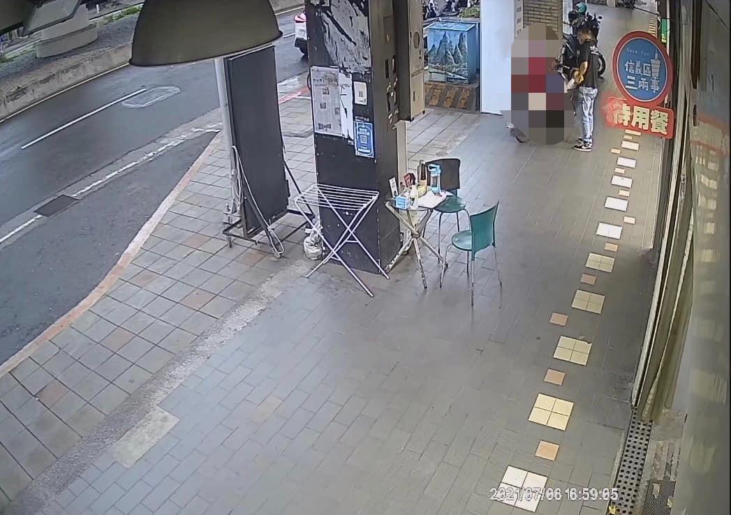 三重一名單親媽媽冒雨騎車載2個小孩到信義區領取愛心物資。(翻攝信義區三兩事臉書社團)
