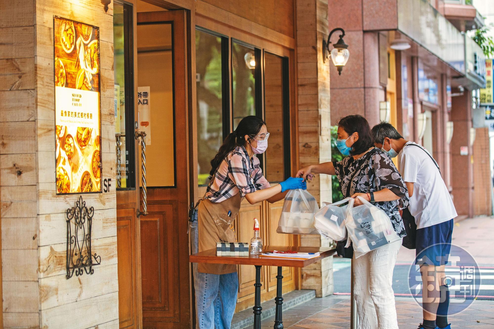  貳樓以每半個小時為1個取餐點，安排同仁在外出餐，減少群聚。