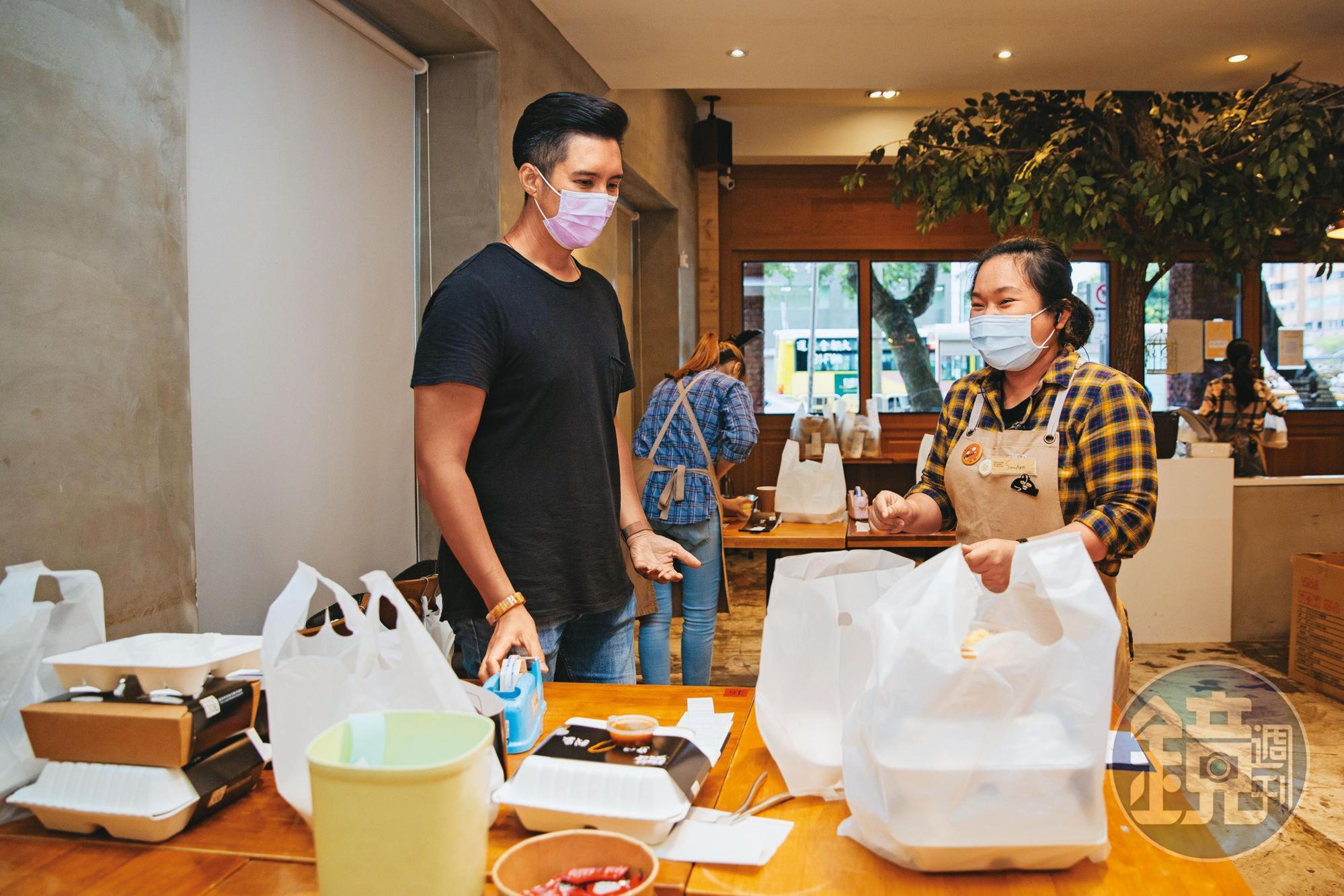 疫情海嘯來得又急又快，黃寶世（左）將一樓用餐區改為臨時的備餐流水線。