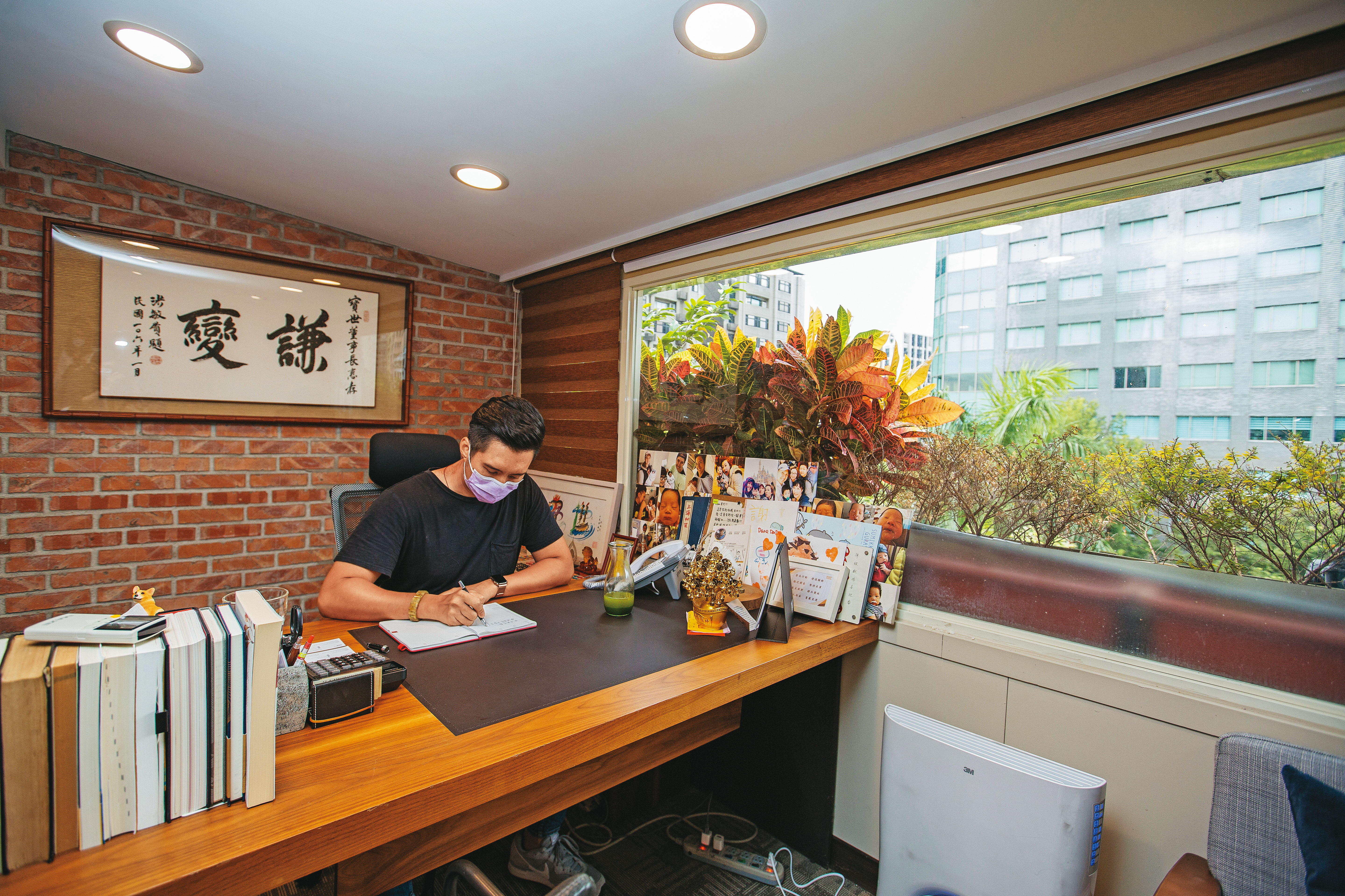  黃寶世的辦公室位於仁愛店頂樓，貳樓旗下直營店都為獨棟式建築。