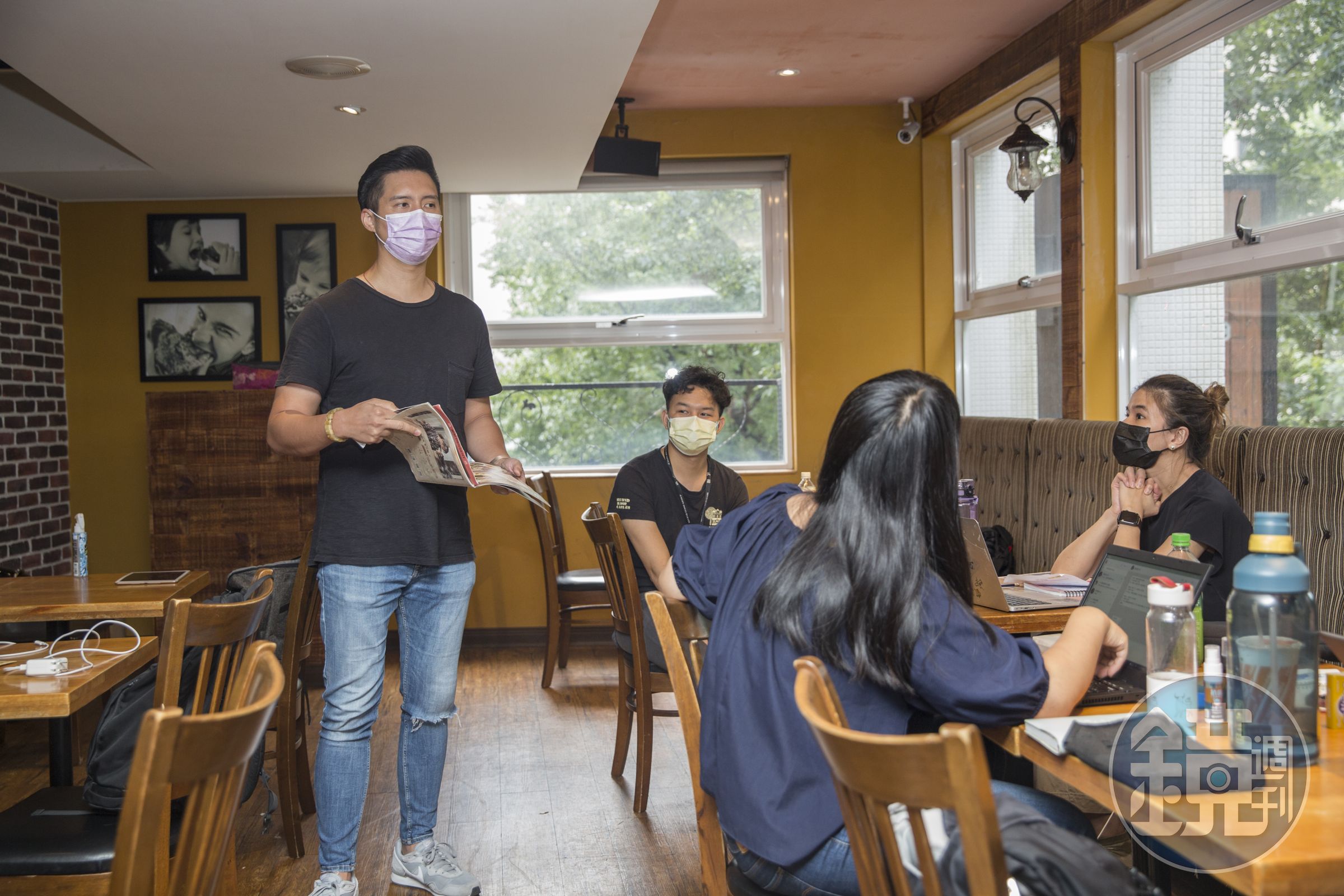 疫情爆發前，黃寶世（左）每年都要帶著幹部們，飛往美國、加拿大做功課。