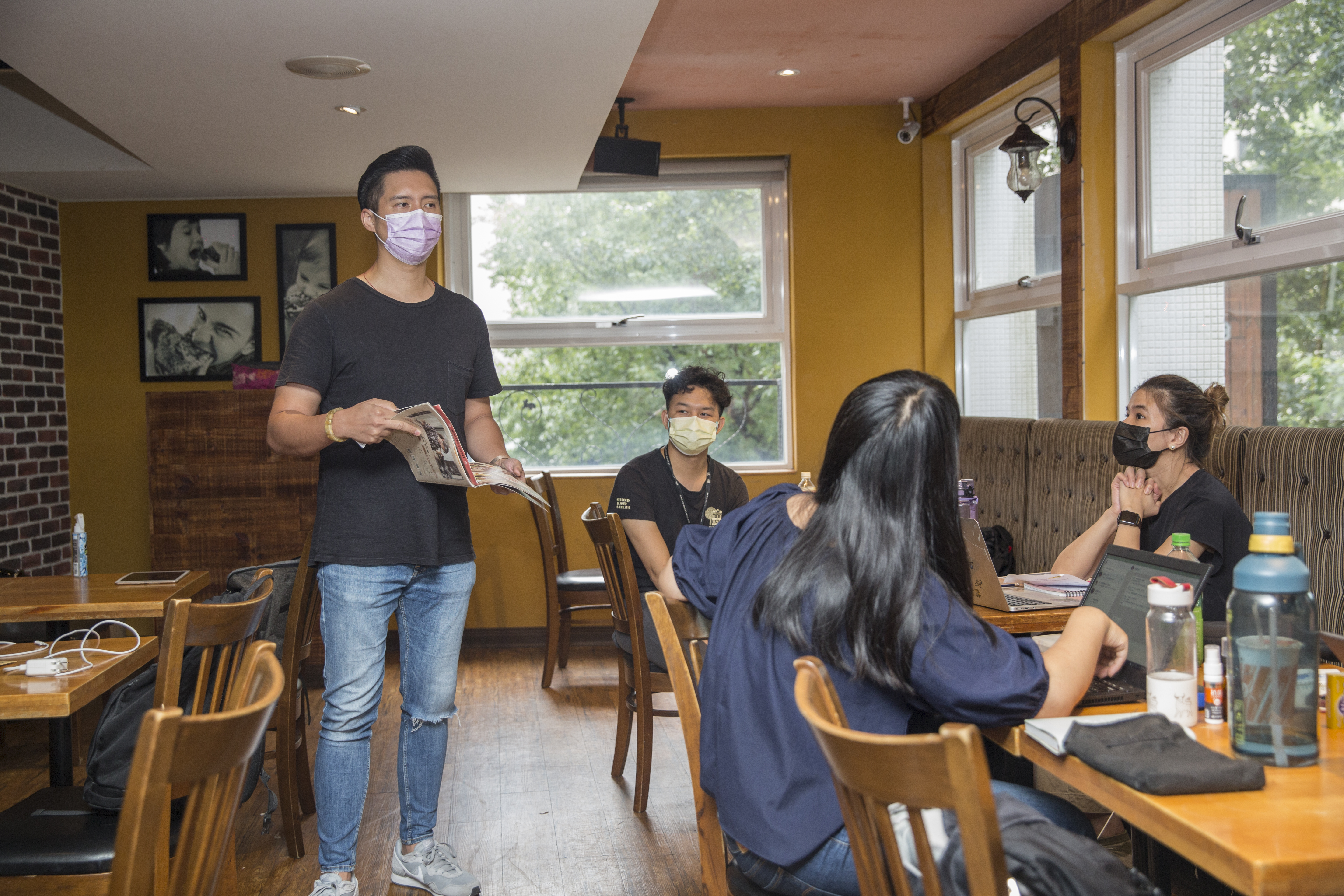 疫情爆發前，黃寶世（左）每年都要帶著幹部們，飛往美國、加拿大做功課。