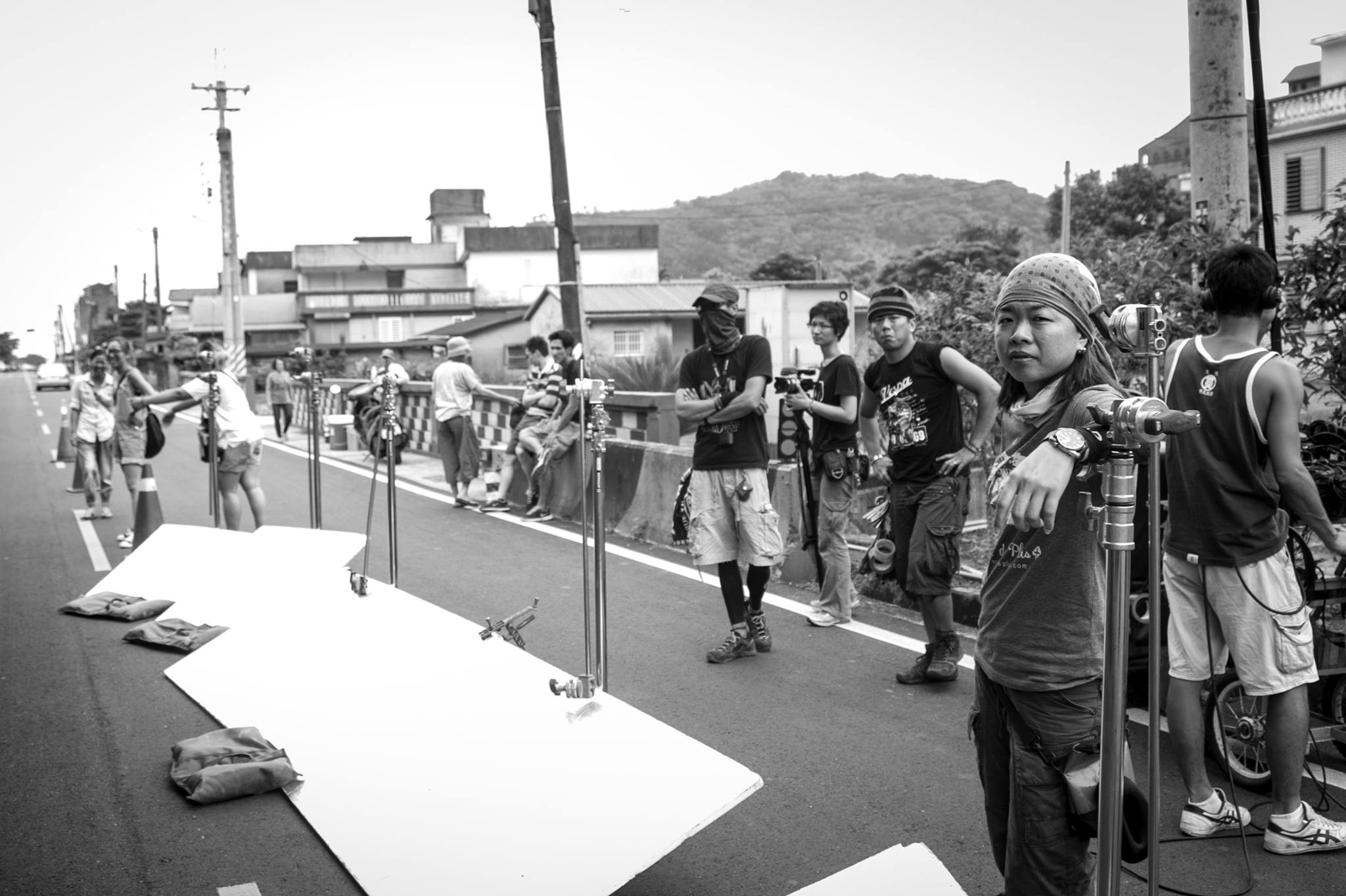 拍片現場技術組以男性居多,鍾瓊婷(右二)是少見的女性。(翻攝自李孟庭臉書)