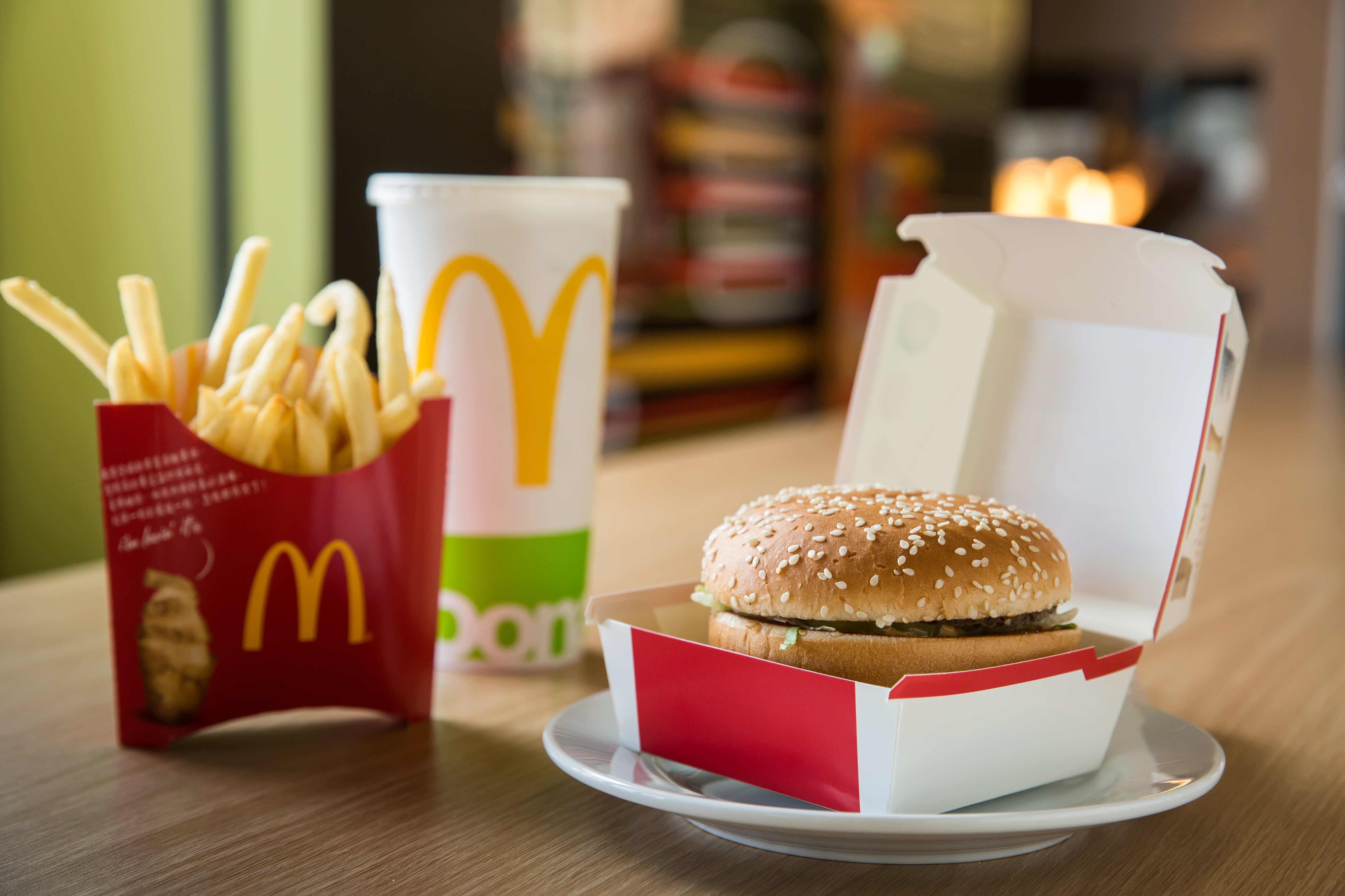 麥當勞不跟進指揮中心，將持續禁止內用規範至7月26日。（本刊資料照）