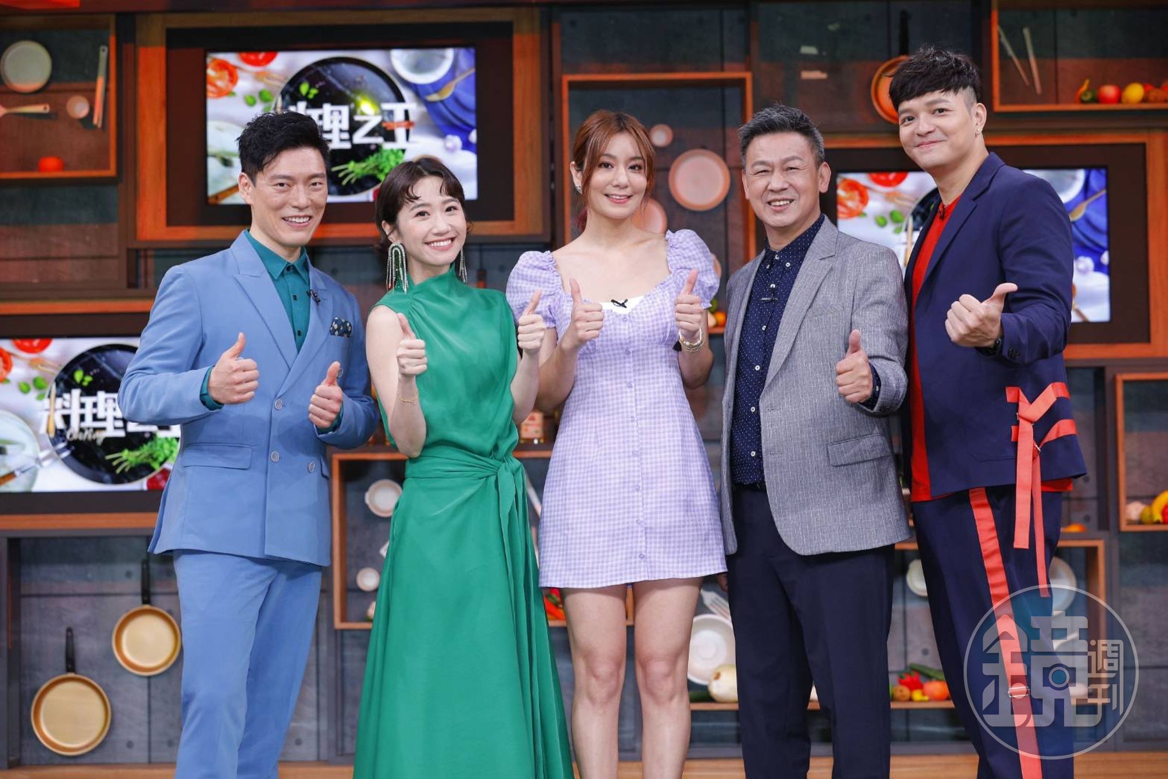 Lulu黃路梓茵（左2）所主持的《料理之王２》，邀請莎莎（中）擔任飛行饕客。（料理之王2提供）