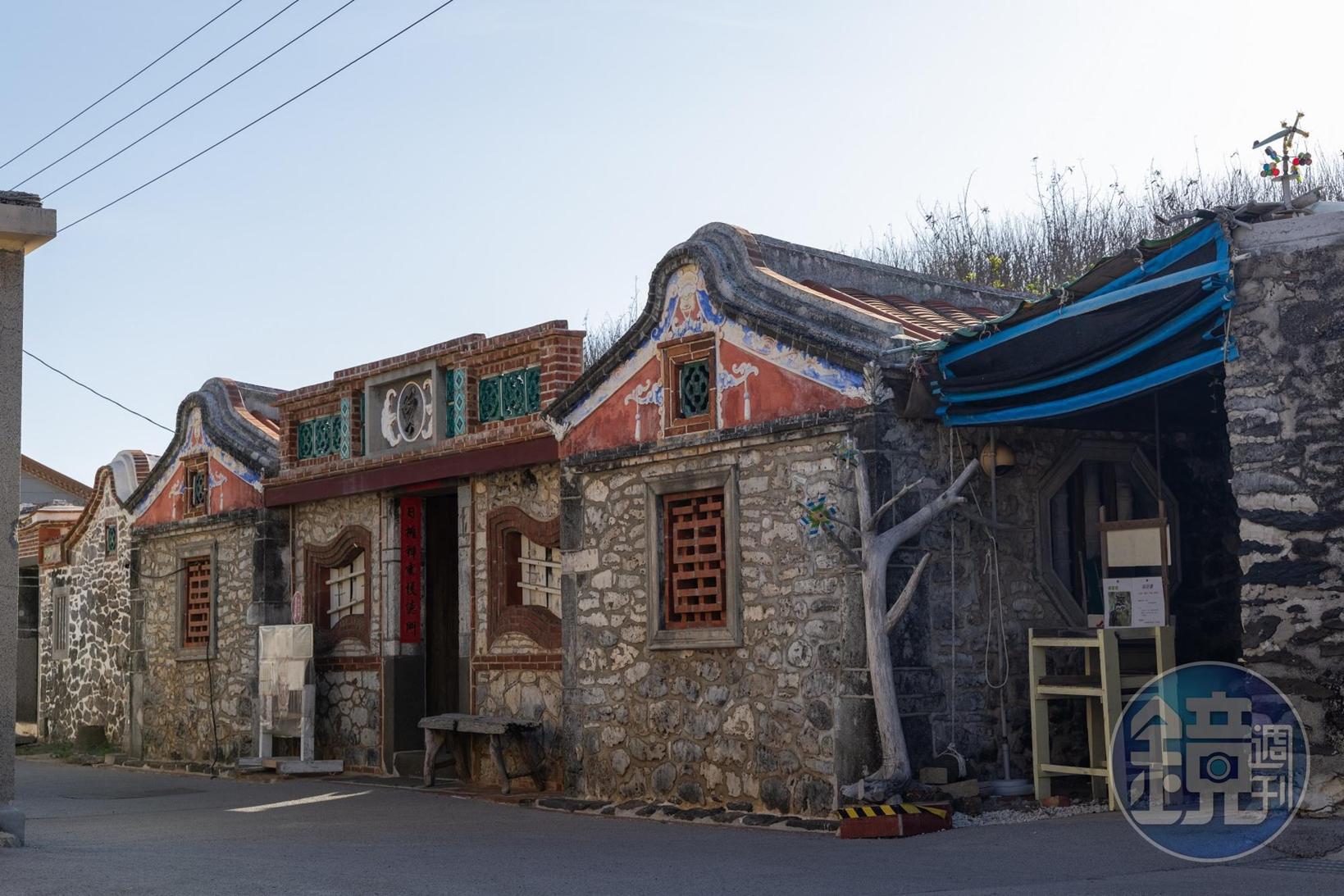 花宅聚落內，保留完整古樸的舊時代建築，每棟房子幾乎都有人居住。