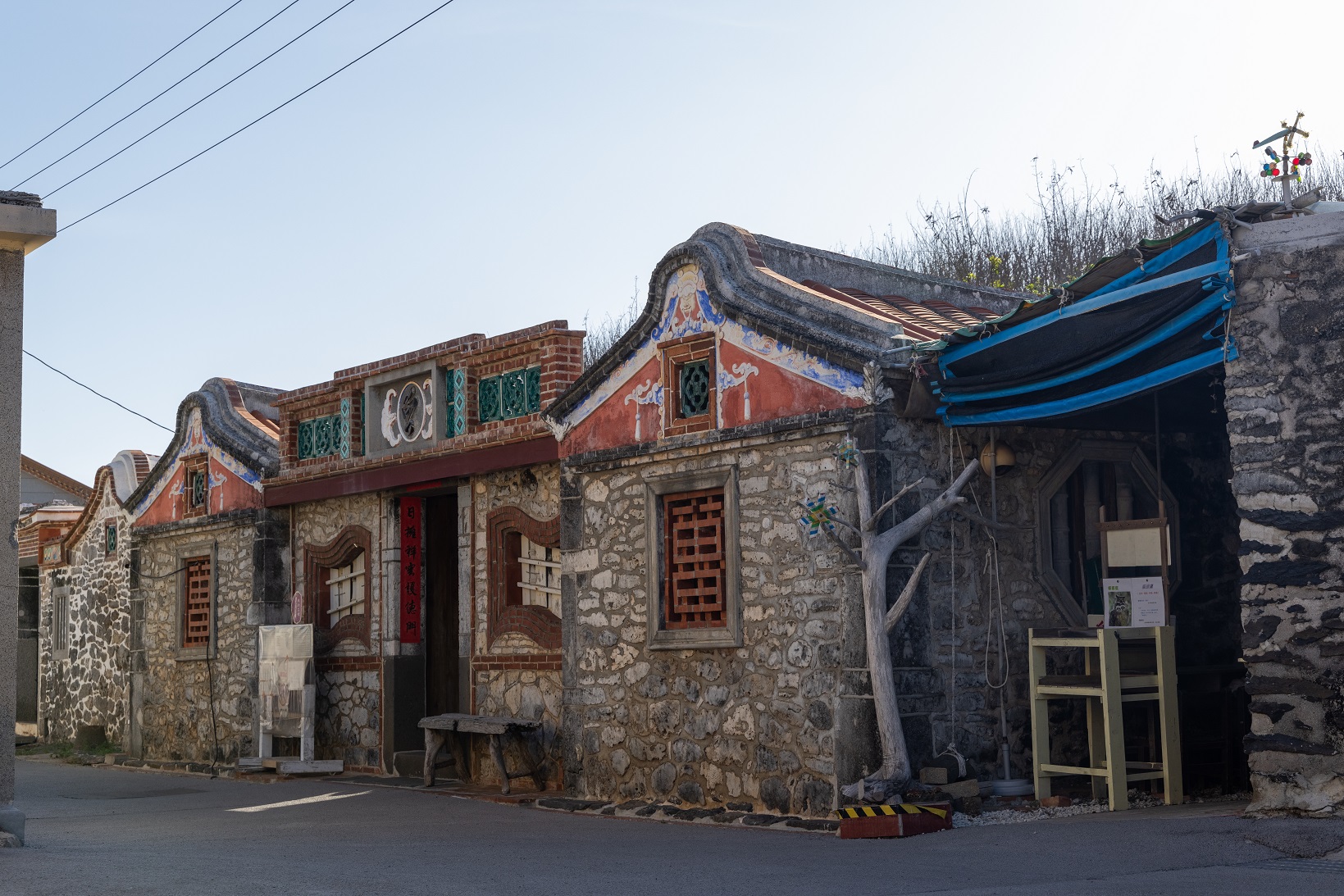 花宅聚落內,保留完整古樸的舊時代建築,每棟房子幾乎都有人居住。